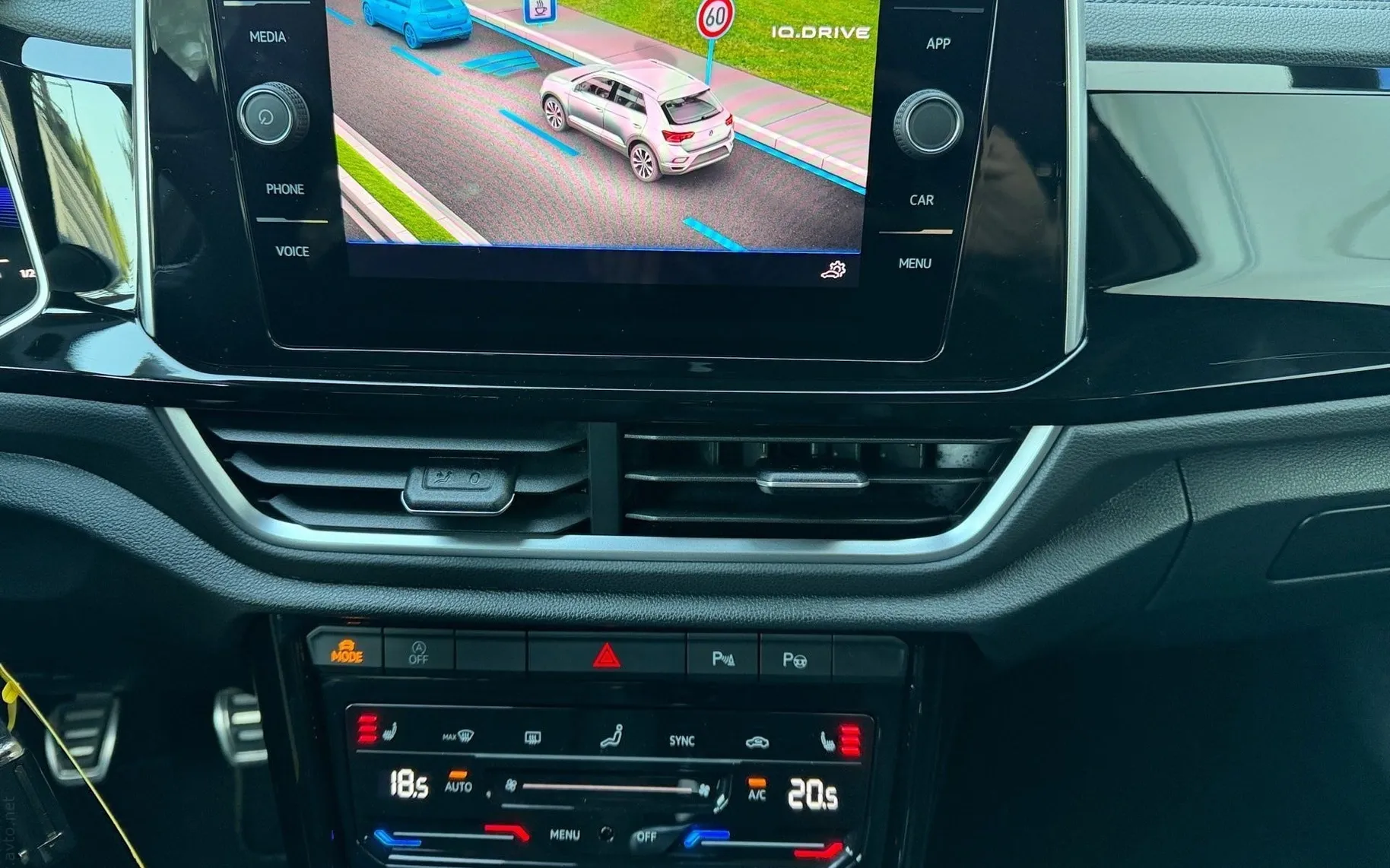Notranja slika - Volkswagen T-Roc - 1.0 TSI BMT R-Line-Masaža-ACC-PDC-Kamera-IQ Light - 9