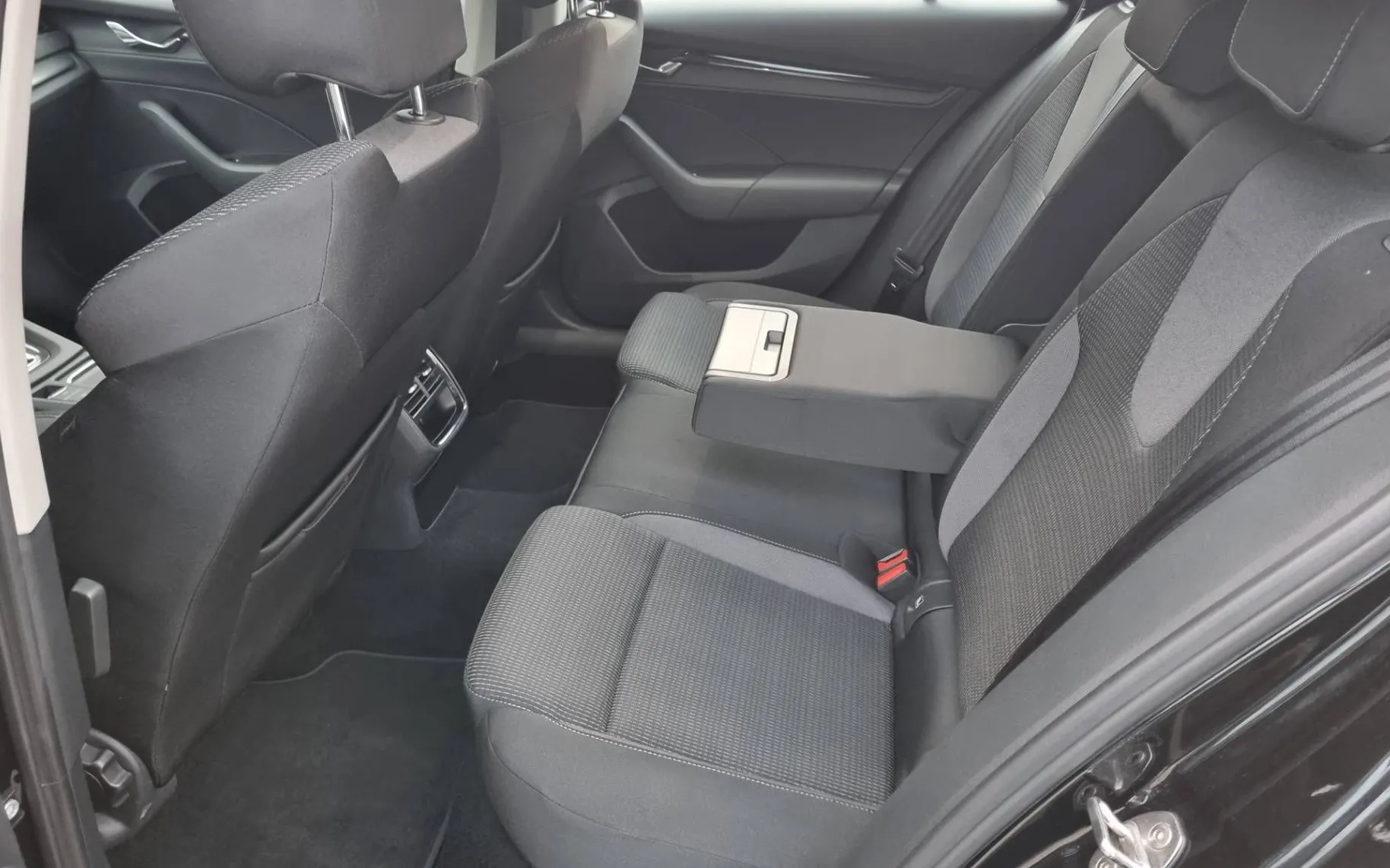 Zunanja slika - Škoda Octavia - 2.0 TDI Executive Dsg-Virtual-Led-ACC-LineAss... - 11