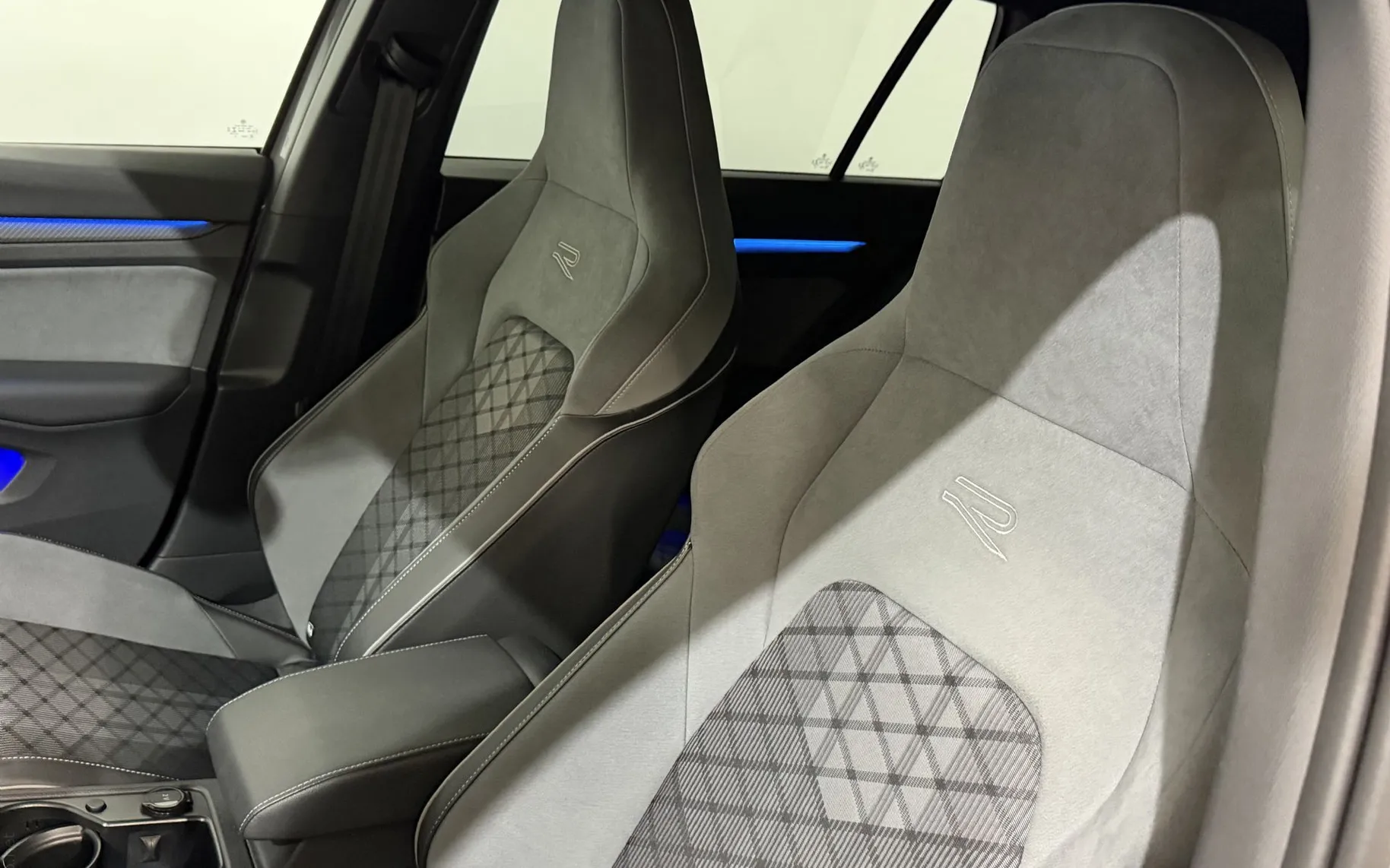 Notranja slika - VW Golf Variant - 2.0 TDI-R-LINE-VIRTUAL-AVT-ACC-NAVI-KAMERA-F1-PDC. - 10