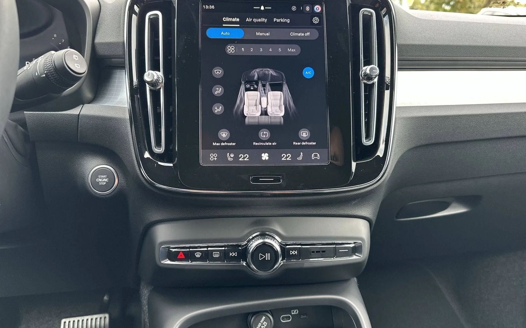 Notranja slika - Volvo XC40 - B3 P Plus Dark Avt. - 19