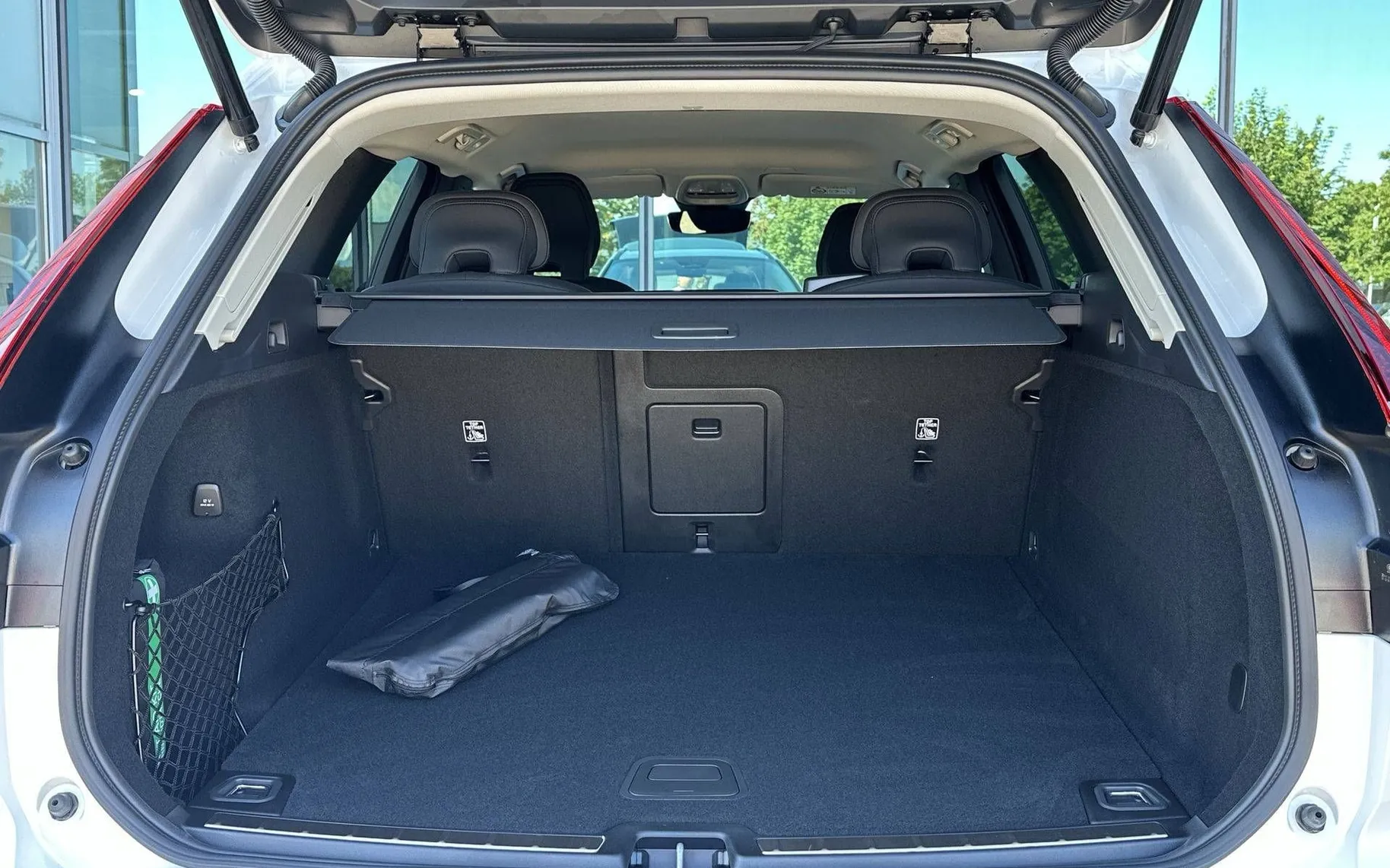 Notranja slika - Volvo XC60 - B5  P  AWD Plus Dark 3 leta garancije + 3 servisi - 12