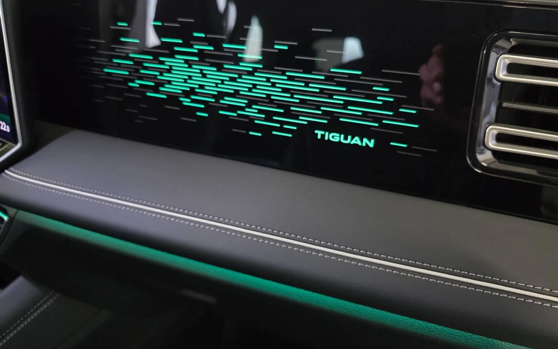 Notranja slika - Volkswagen Tiguan - 2.0 TDI Elegance DSG - LED Plus.alcantara.kamera - 18