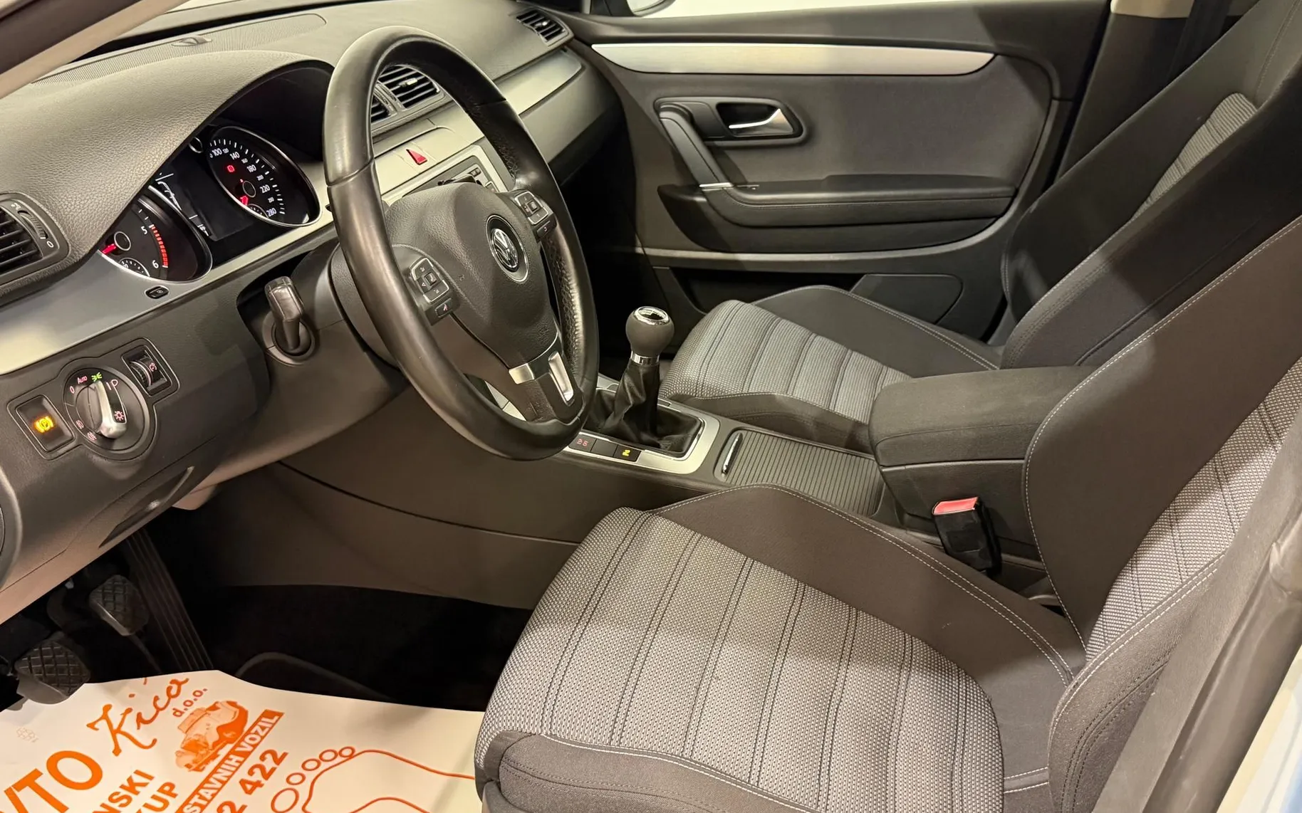 Notranja slika - VW Passat CC - 2.0 TDI-BI-XENON-SPORT LINE-ALU-CROM-PDC-TEMPOMAT - 8