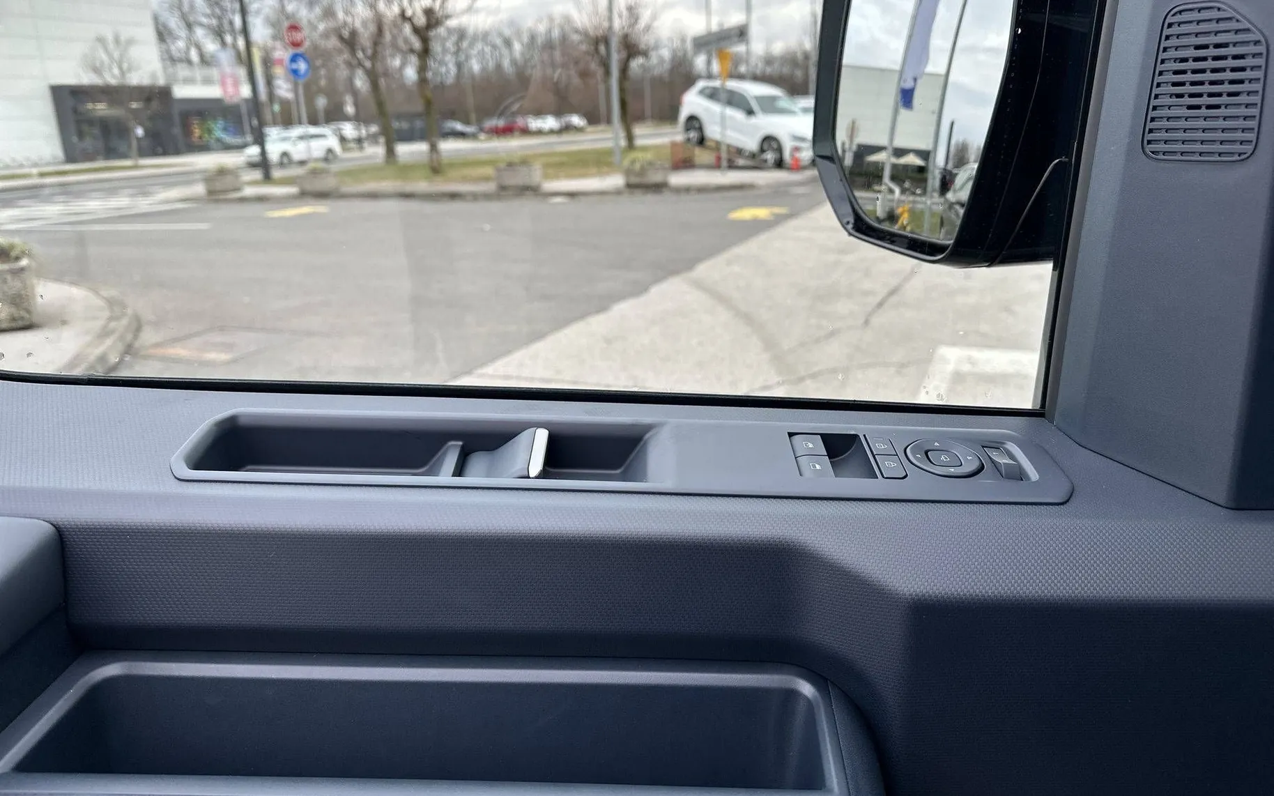 Notranja slika - KIA PV5 - 71.2 kWh baterija 120 kW 163 KS  Quantum... - 13