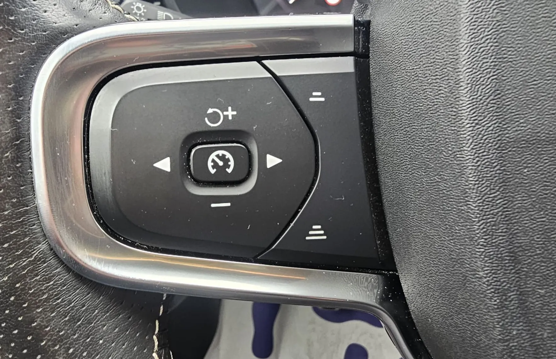 Zunanja slika - Volvo XC40 - T3 Black edition|FULED|ALU18|alcantara|navi|AC|HarmanCardon - 36