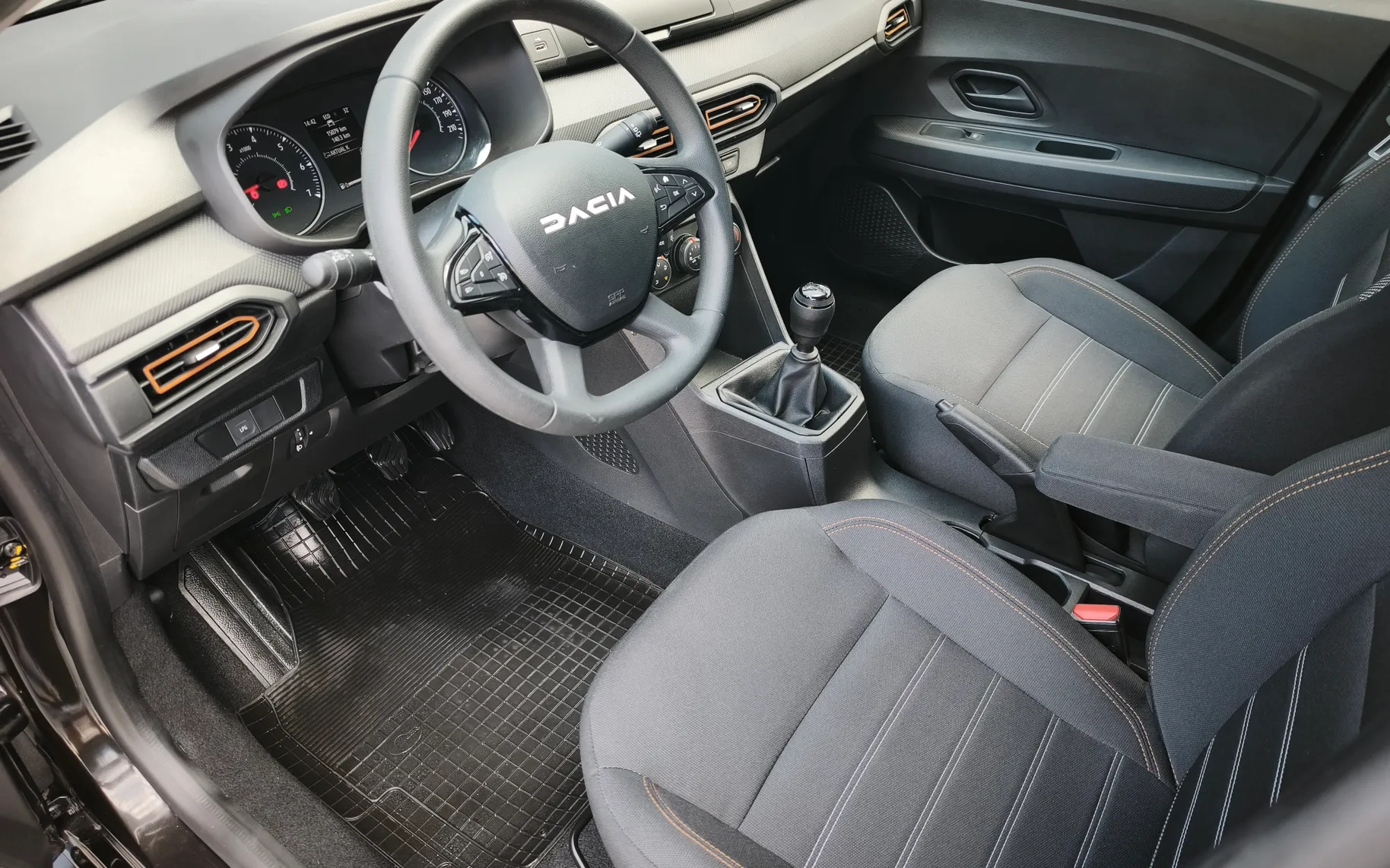 Notranja slika - Dacia Sandero - 1.0-TCE-STEPWAY-1-LASTNIK-1-BARVA-SLO-POREKLO-LED-LUCI-LPG-PLIN-T - 13