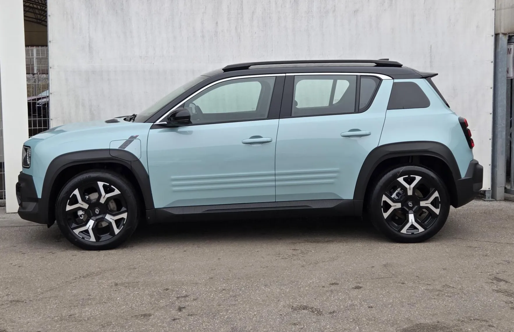 Zunanja slika - Renault 4 E-tech - Techno EV52 150 Comfort Range+Iconic polepitev - 7