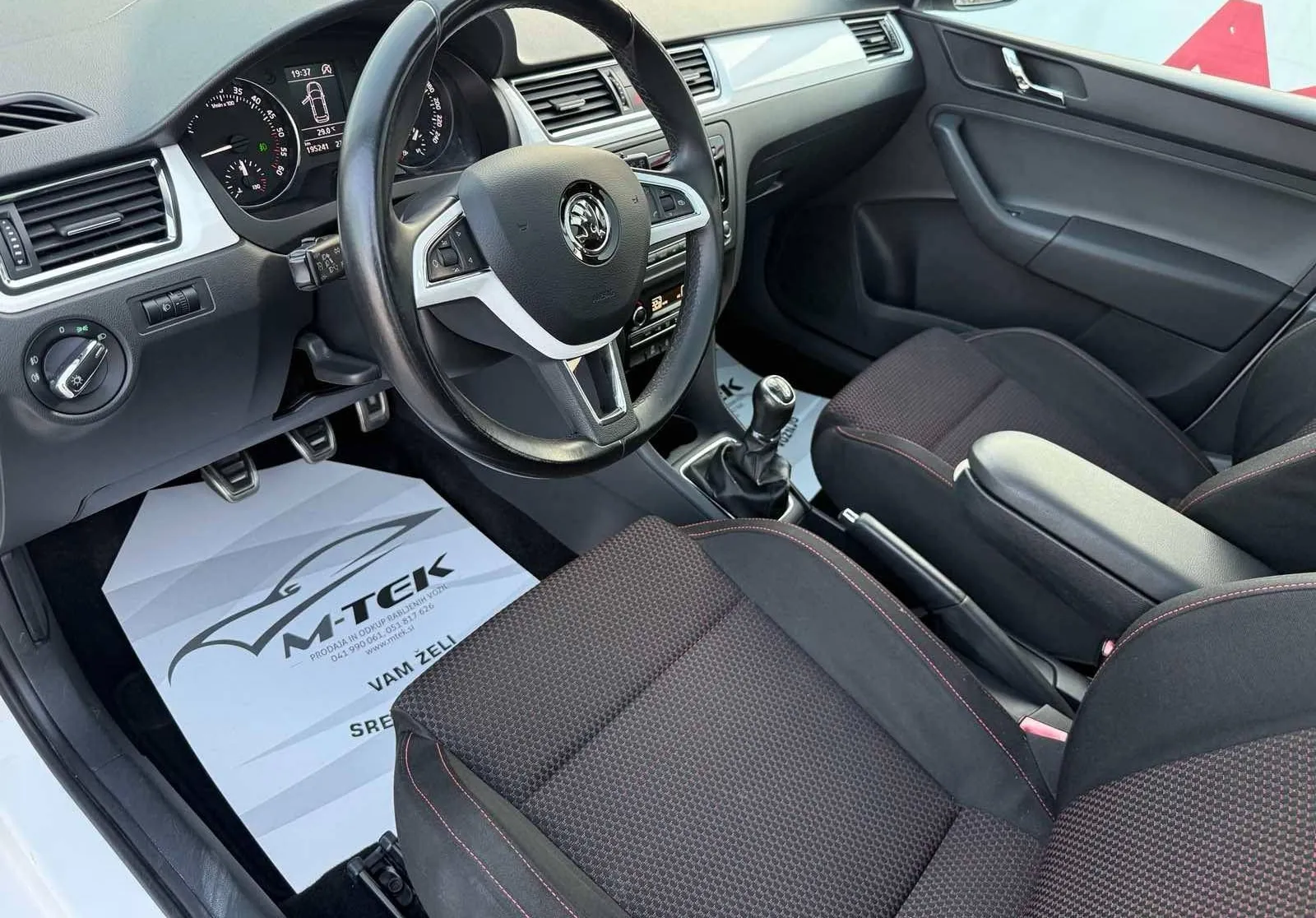 Notranja slika - Škoda Rapid - 1.6 TDI  Elegance PANORAMA - 12