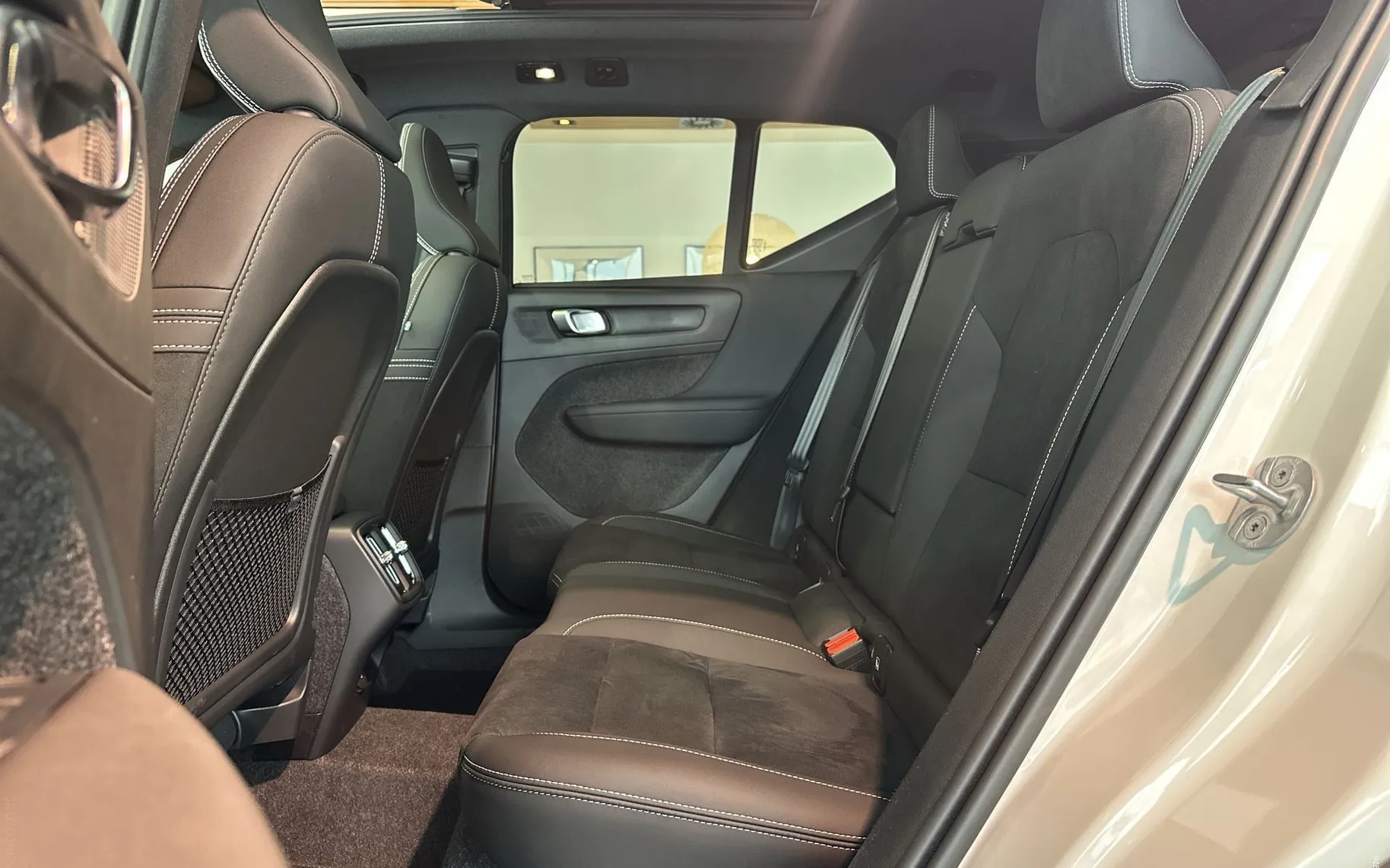 Notranja slika - Volvo XC40 - B4 P Ultra Black Edition 3 leta garancije + 3 se.. - 11