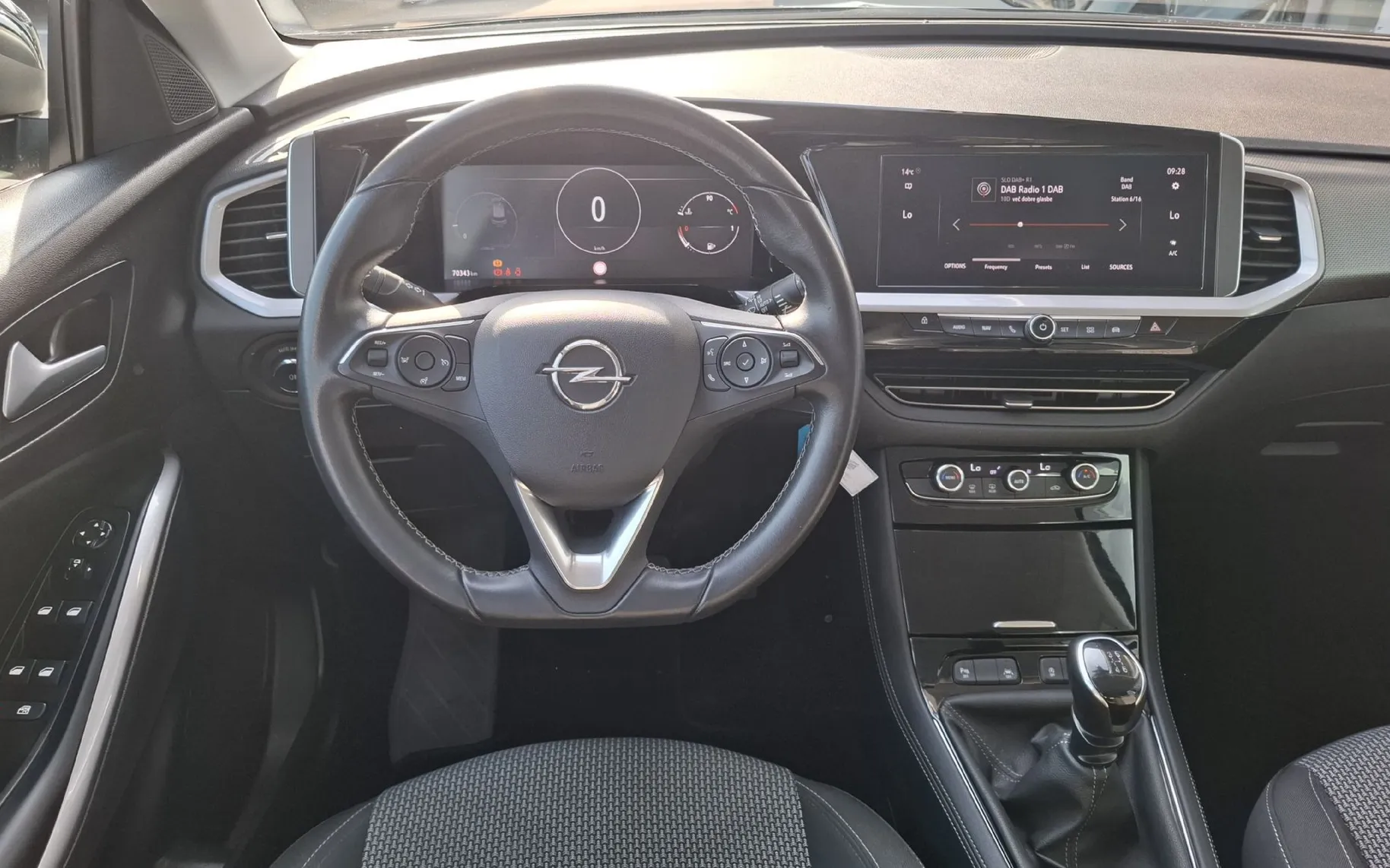 Notranja slika - Opel Grandland - 1.2 TURBO 96KW - LEPO OHRANJEN - POTRJENA SERVISNA - 12