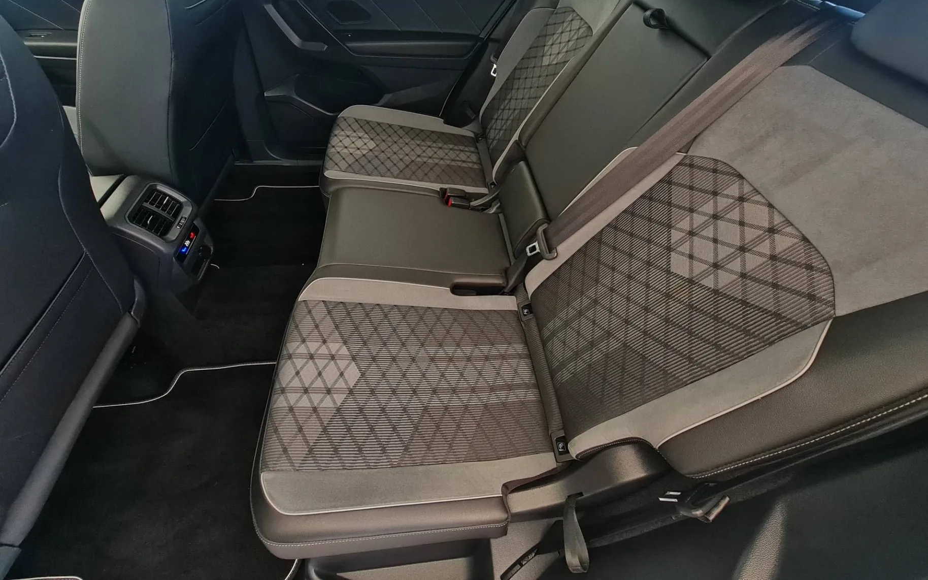 Notranja slika - Volkswagen Tiguan Allspace - 4motion 2.0 TDI R-Line DSG IQ.LIGHT-Harman Kardon - 15
