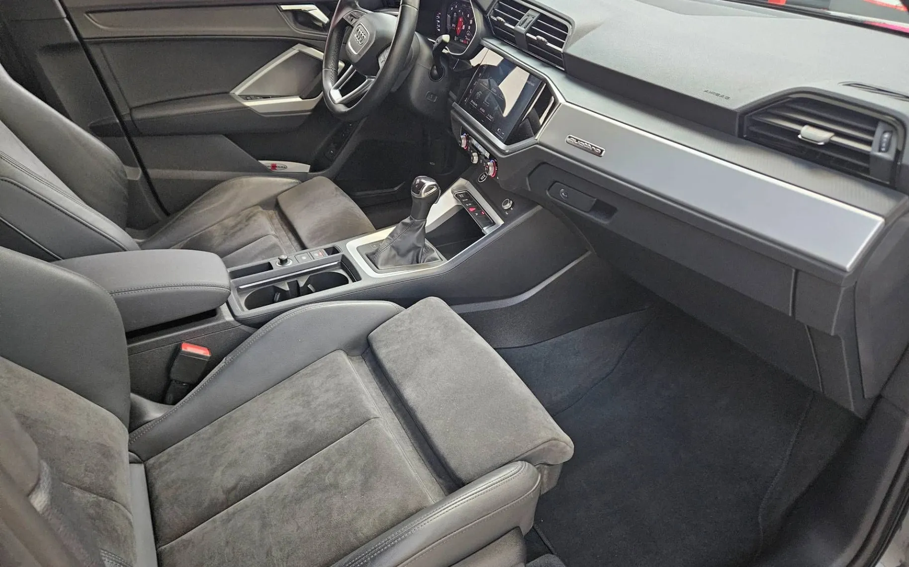 Notranja slika - Audi Q3 - quattro 35 TDI Advanced S tronic - 8