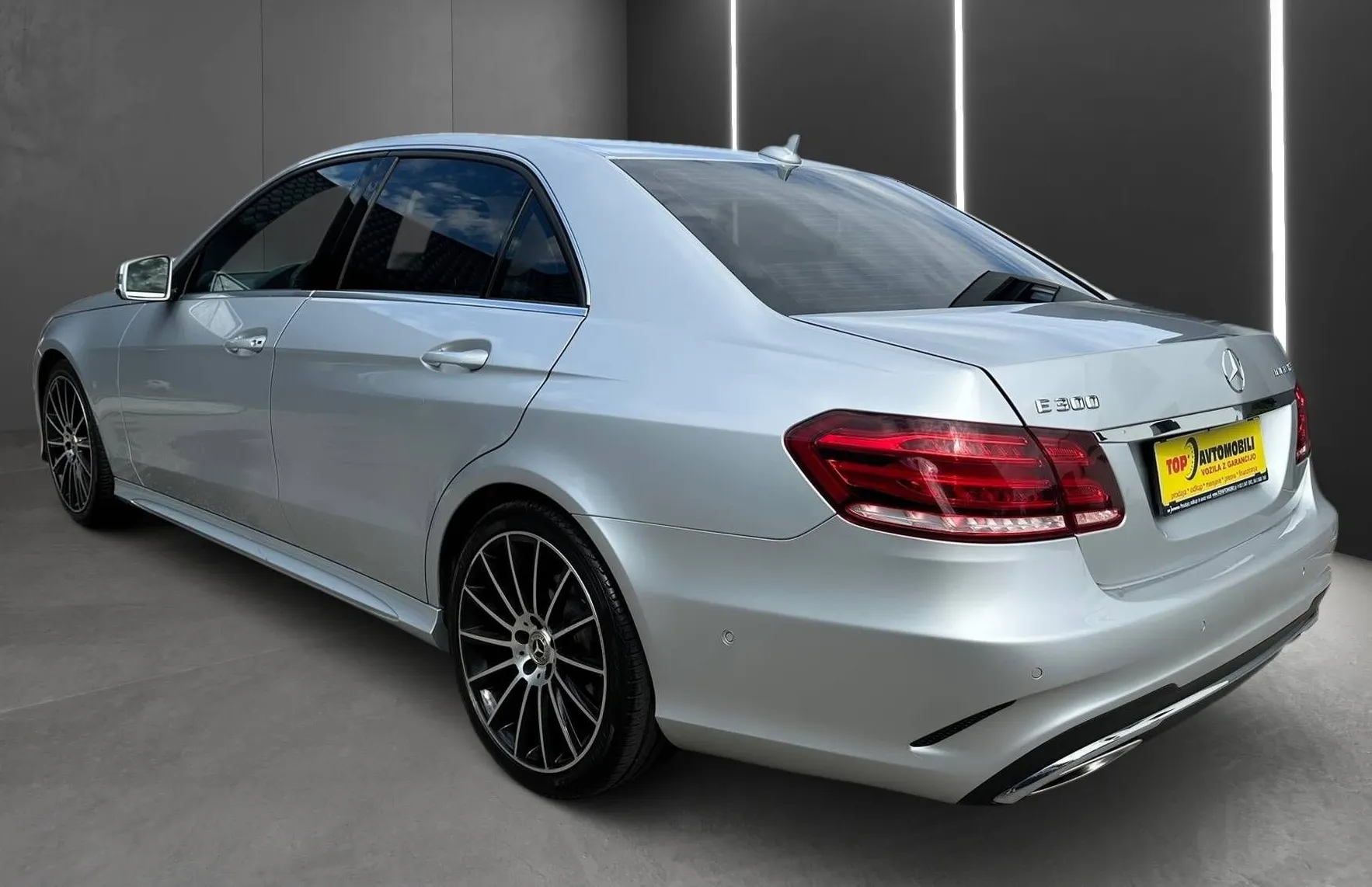 Zunanja slika - Mercedes-Benz E-Razred - 300 BLUETEC HYBRID LED NAVI PDC KAMERA TEM TOP - 5