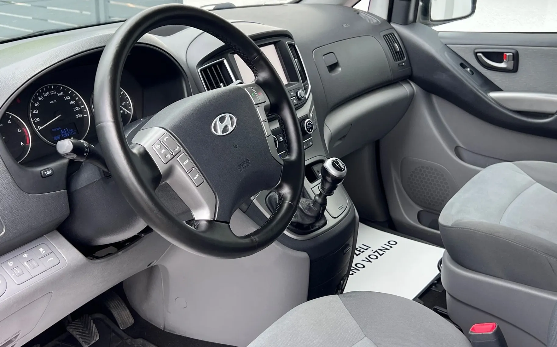 Notranja slika - Hyundai H-1 - 2.5 CRDi+8SED+R.KAMERA+NAVI+3CONSKA KLIMA... - 11