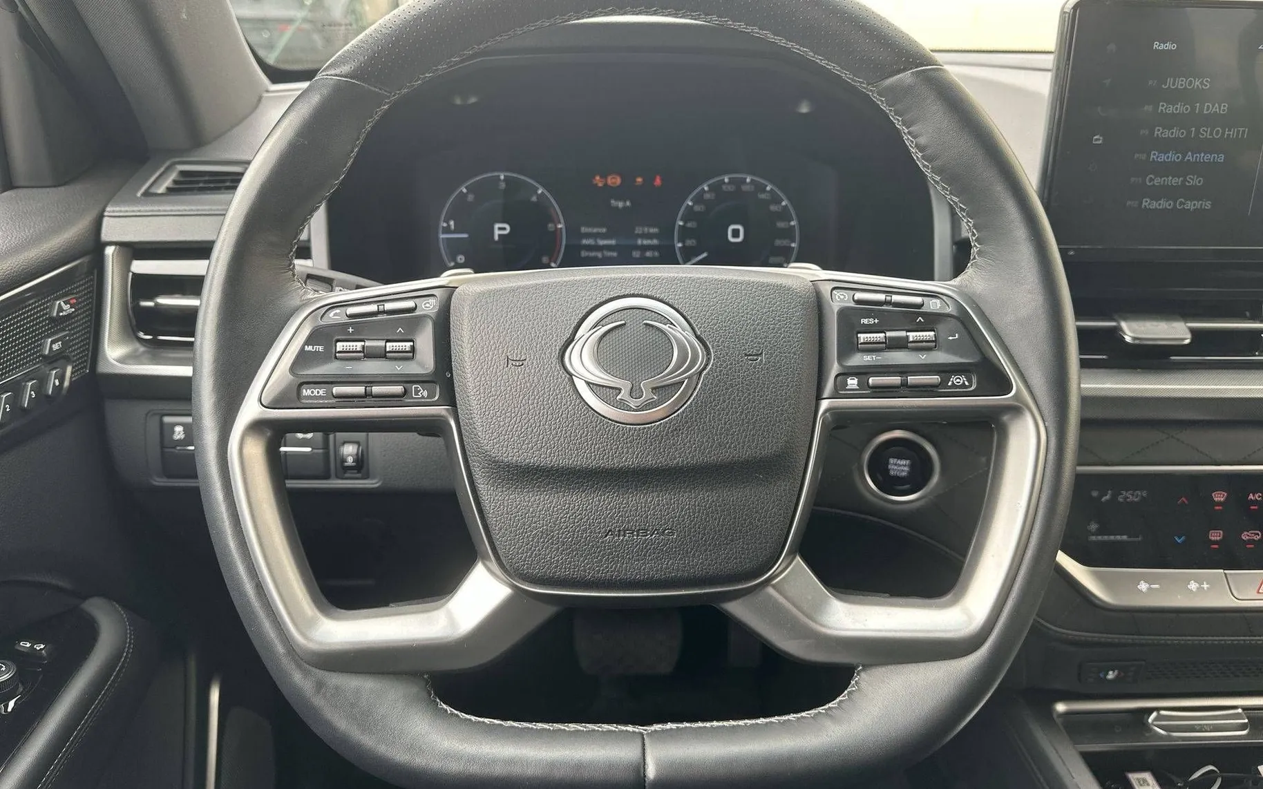 Notranja slika - SsangYong Rexton - 2.2 XDI AWD Limited Exclusive Panorama+ Avt. - 13