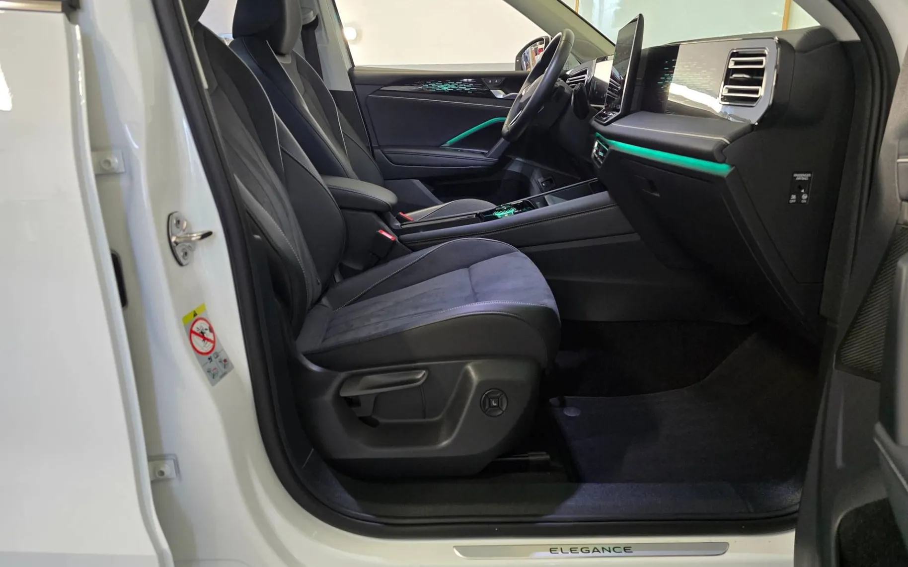 Notranja slika - Volkswagen Tiguan - 2.0 TDI Elegance DSG - LED Plus.alcantara.kamera - 16