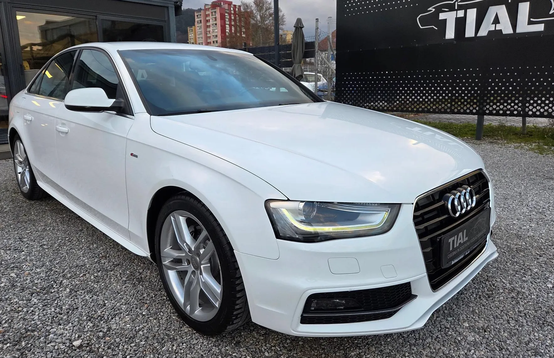 Zunanja slika - Audi A4 - 2.0TDI-S LINE-LED-XENON-ALU-PDC-SLO-1.LASTNIK... - 3
