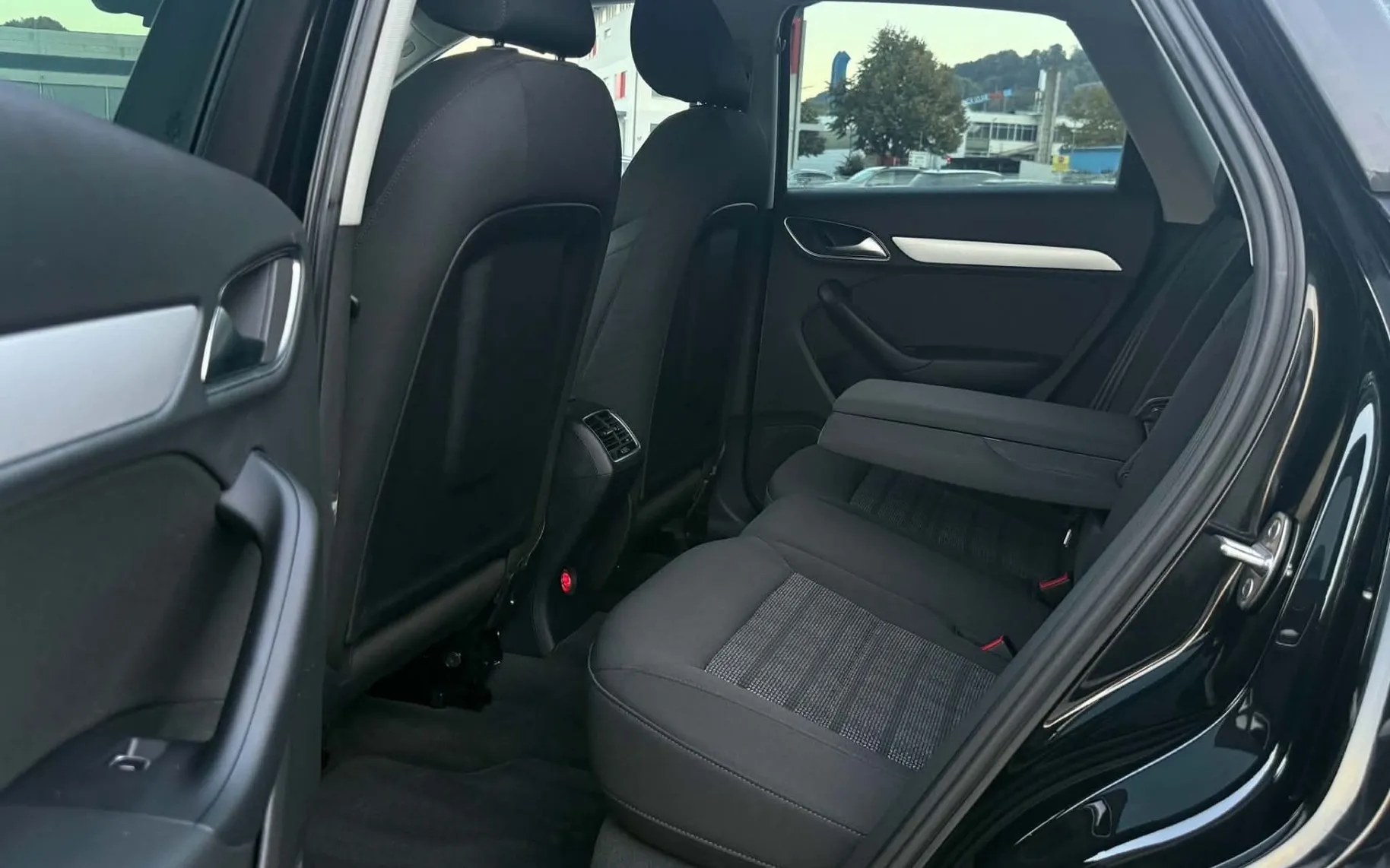 Notranja slika - Audi Q3 - 2.0 TDI-S LINE-XENON+LED-LIZING ZA  TUJCE-NAVI- - 11