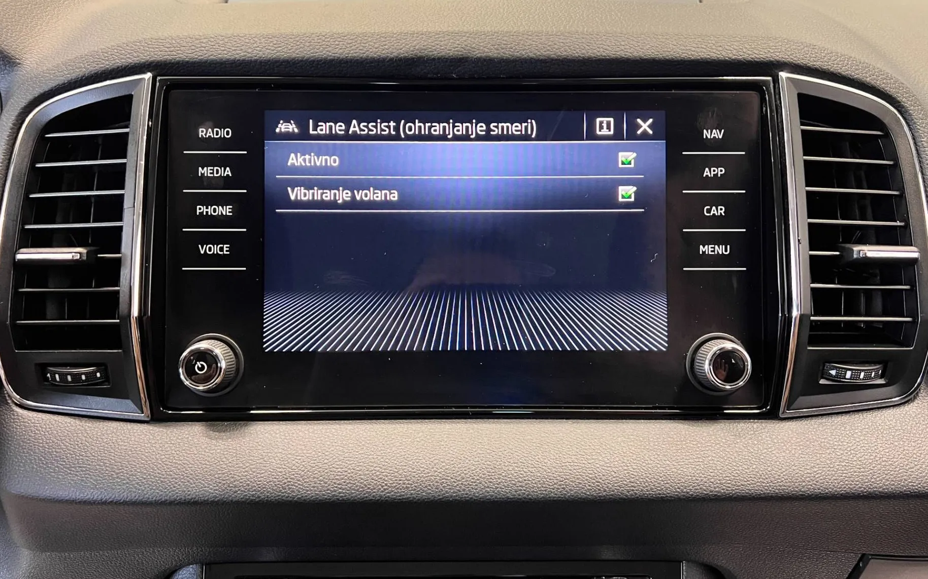 Zunanja slika - Škoda Karoq - 2.0 TDI-DSG-FRONT-ASSIST-ACC-KAM-KEYLESS-NAVI-PDC. - 16