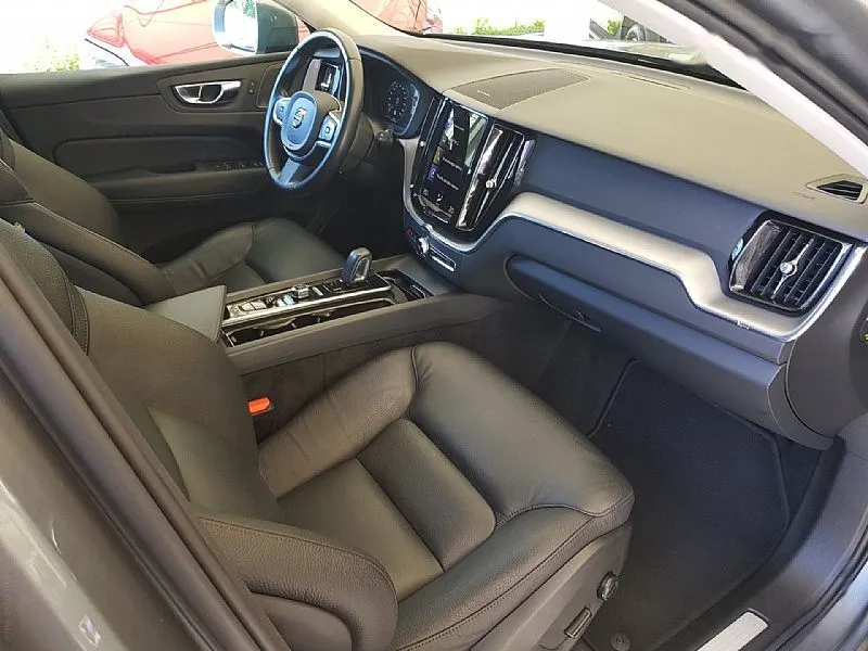 Zunanja slika - Volvo XC60 - B4D AWD Momentum Avt. JAMSTVO - 9