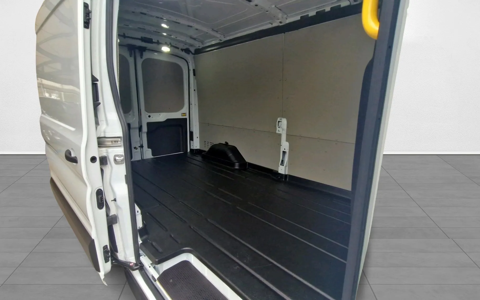 Zunanja slika - Ford Transit - Furgon TREND elektromotor 135kW 184KM -SLO - 9