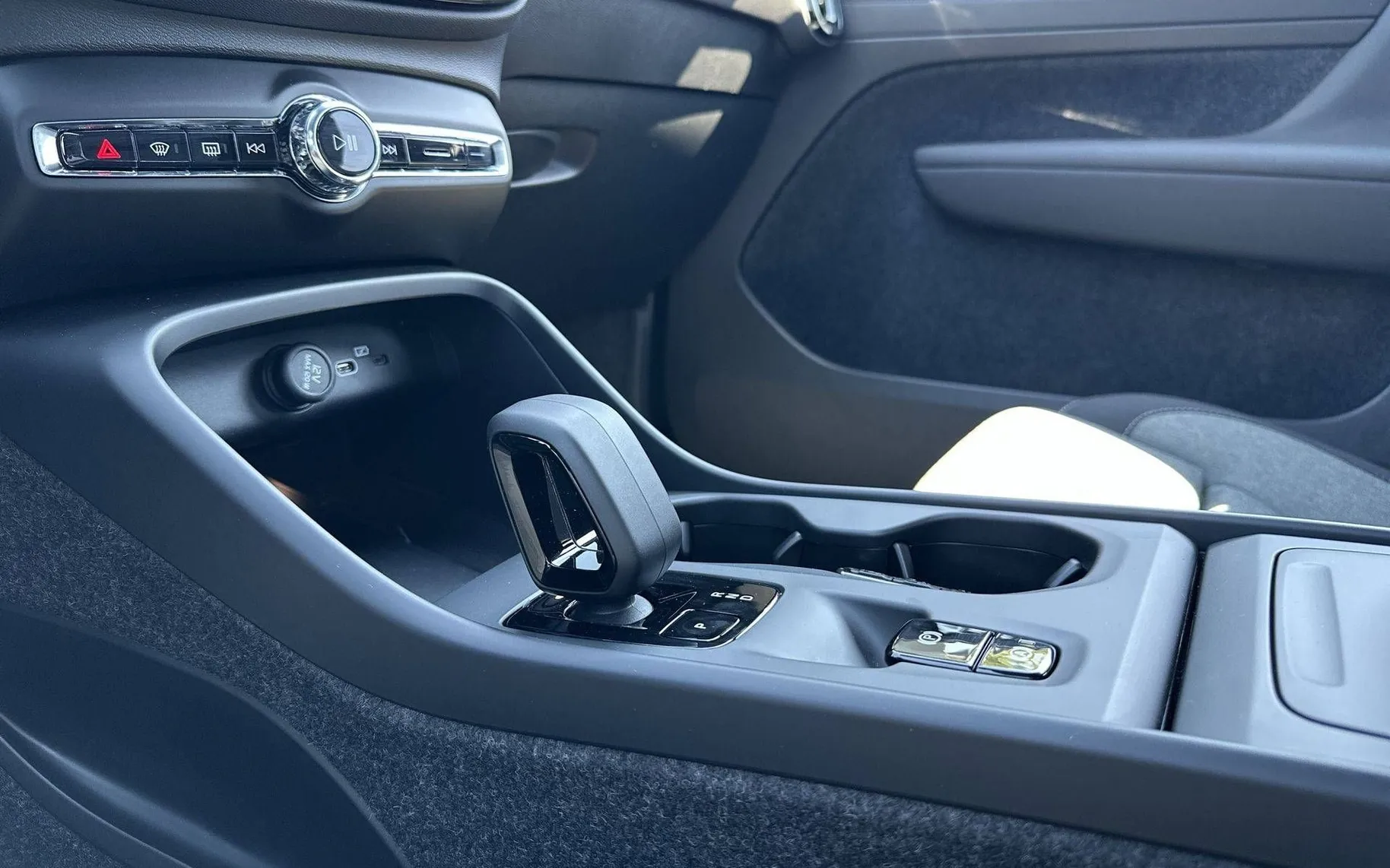 Notranja slika - Volvo XC40 - B3P Core Avt - 20