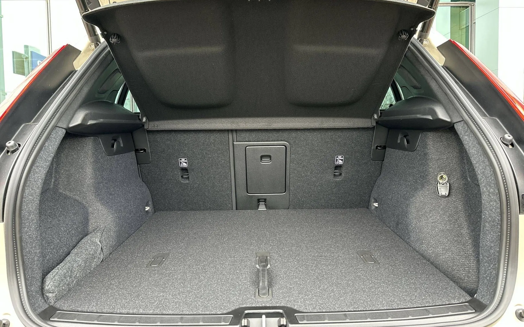 Notranja slika - Volvo XC40 - B3 P Plus Dark AT DCT - 12