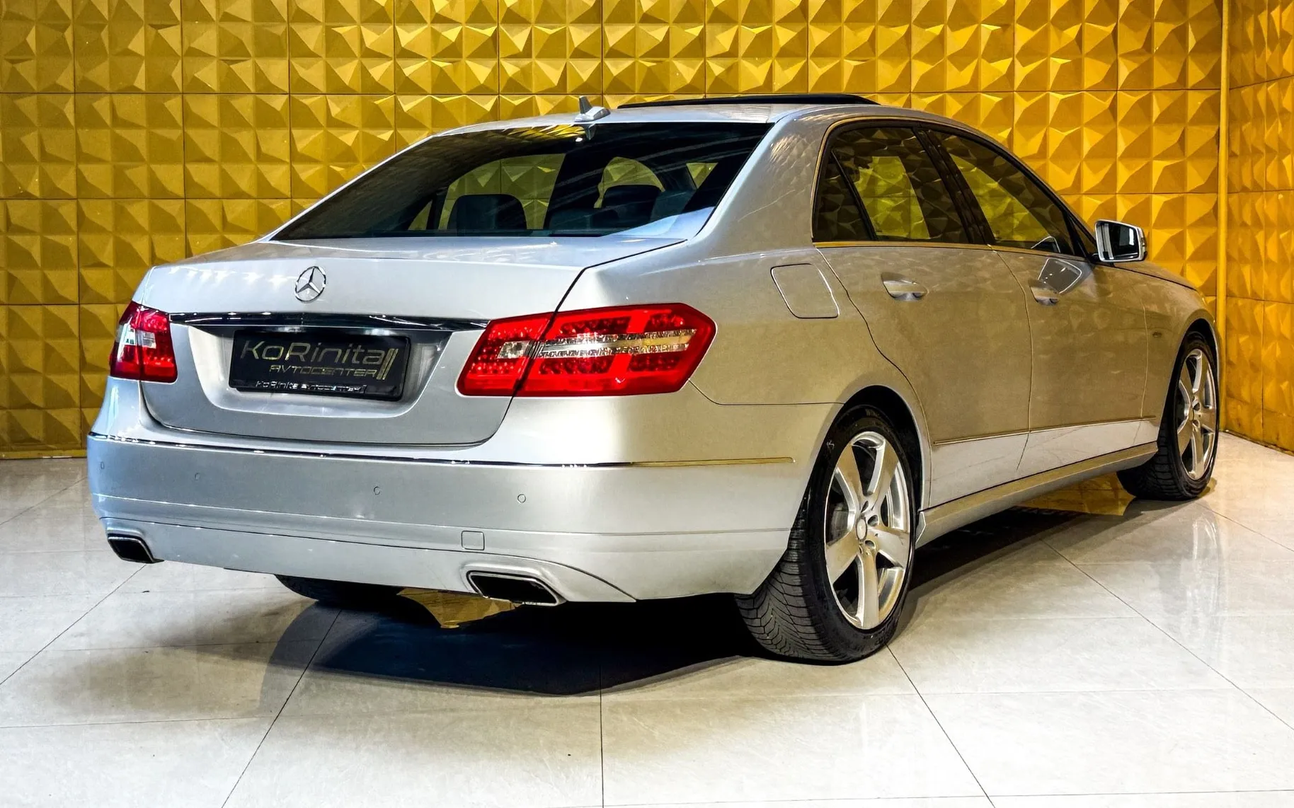 Notranja slika - Mercedes-Benz E-Razred - E 220 CDI AUT.-PANO.-GRETJE-PDC-NAVI-F1... - 11