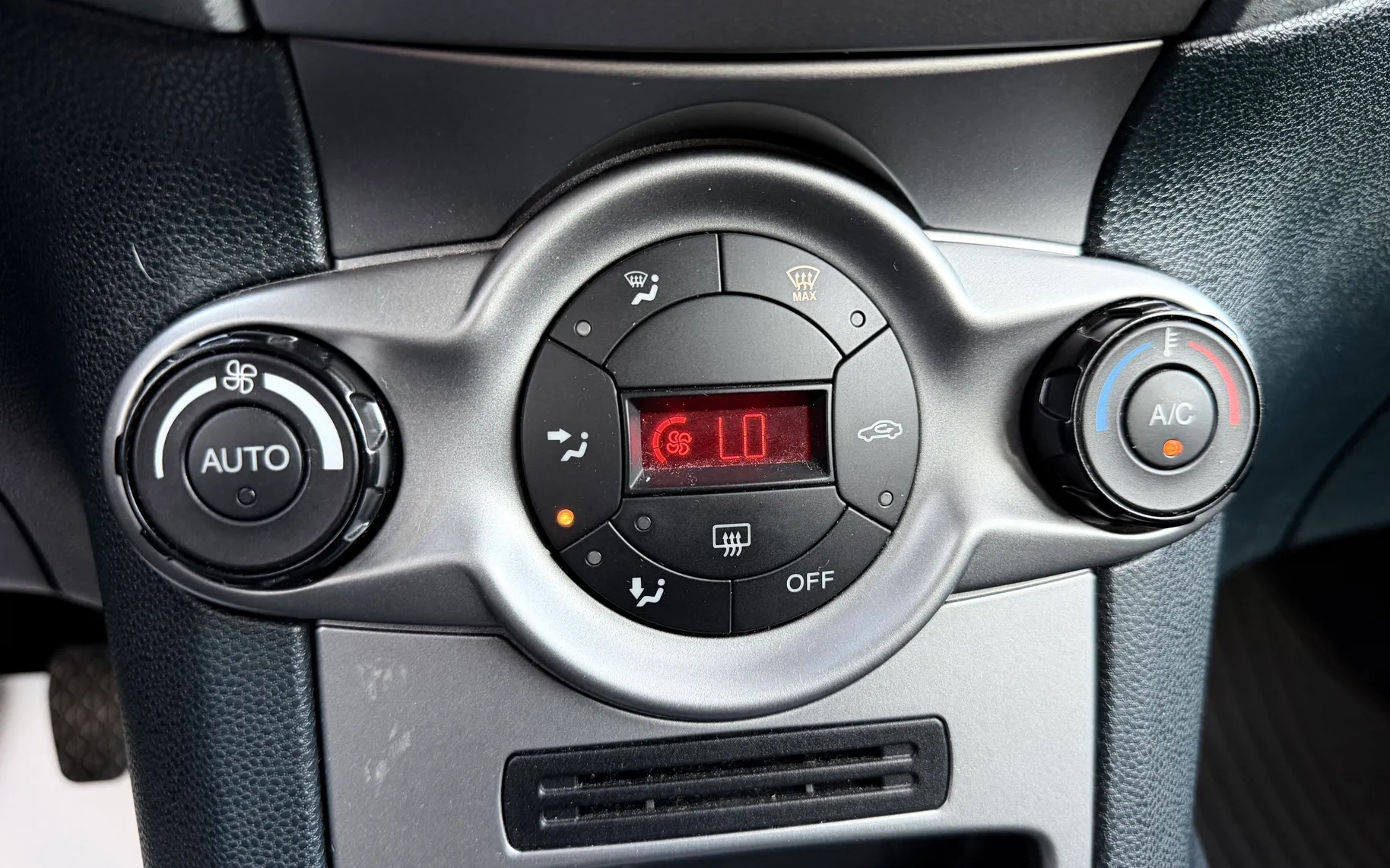 Notranja slika - Ford Fiesta - Ambiente 1,25 16V - 17