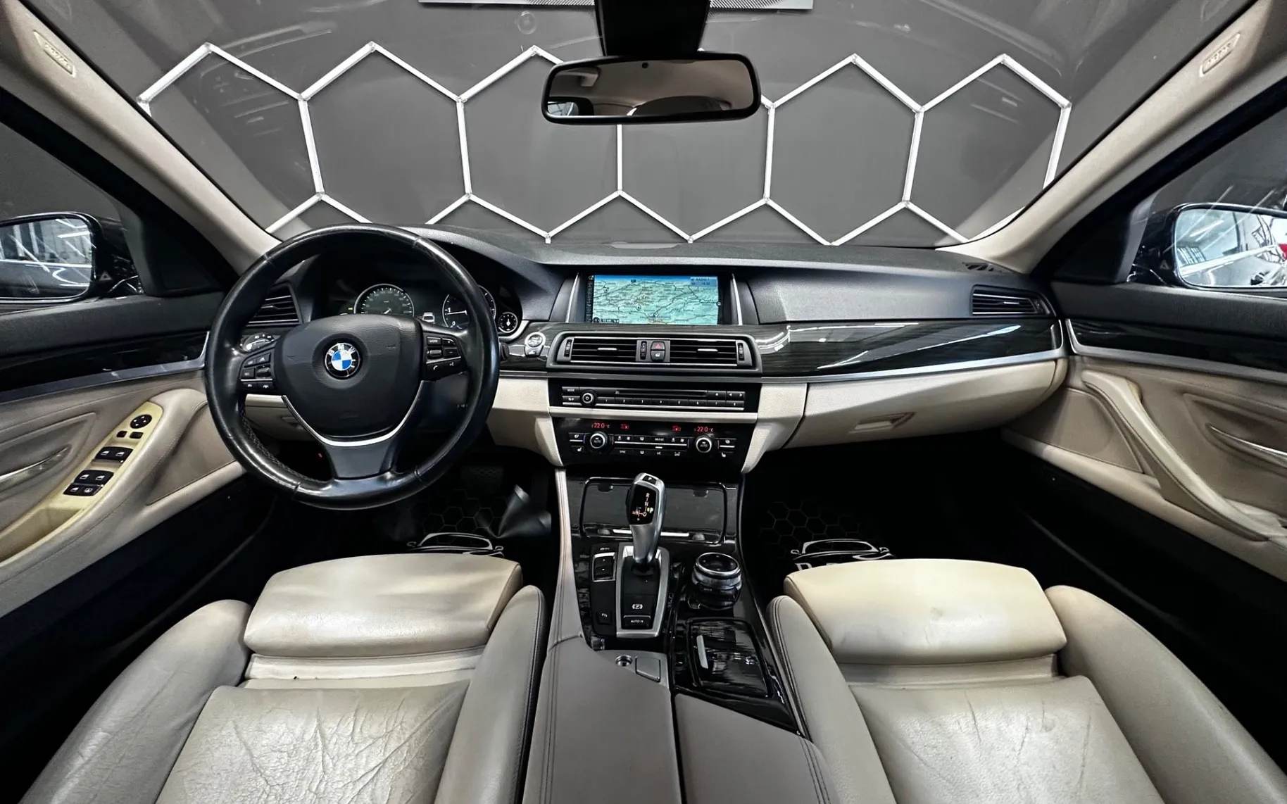 Notranja slika - BMW serija 5: - 525d VIRTUAL+HUD+V.NAVI+MEMORY+MRTVI KOT+ACC+L.AS - 9