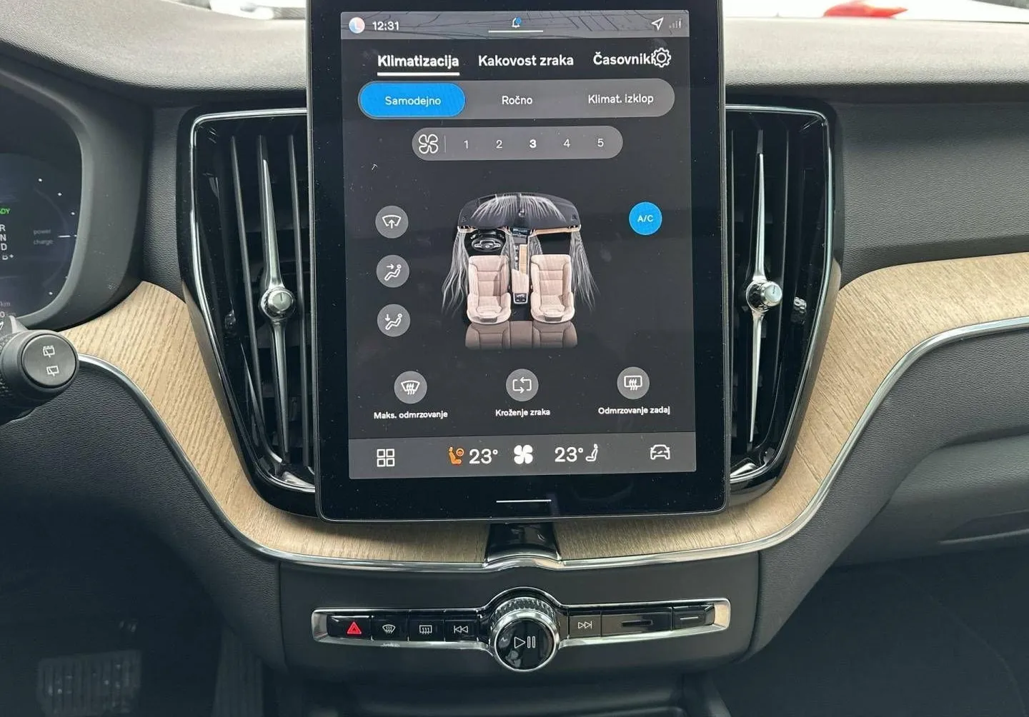 Notranja slika - Volvo XC60 - T6 AWD Plug-in hybrid Electric   Petrol Plus Dark. - 18