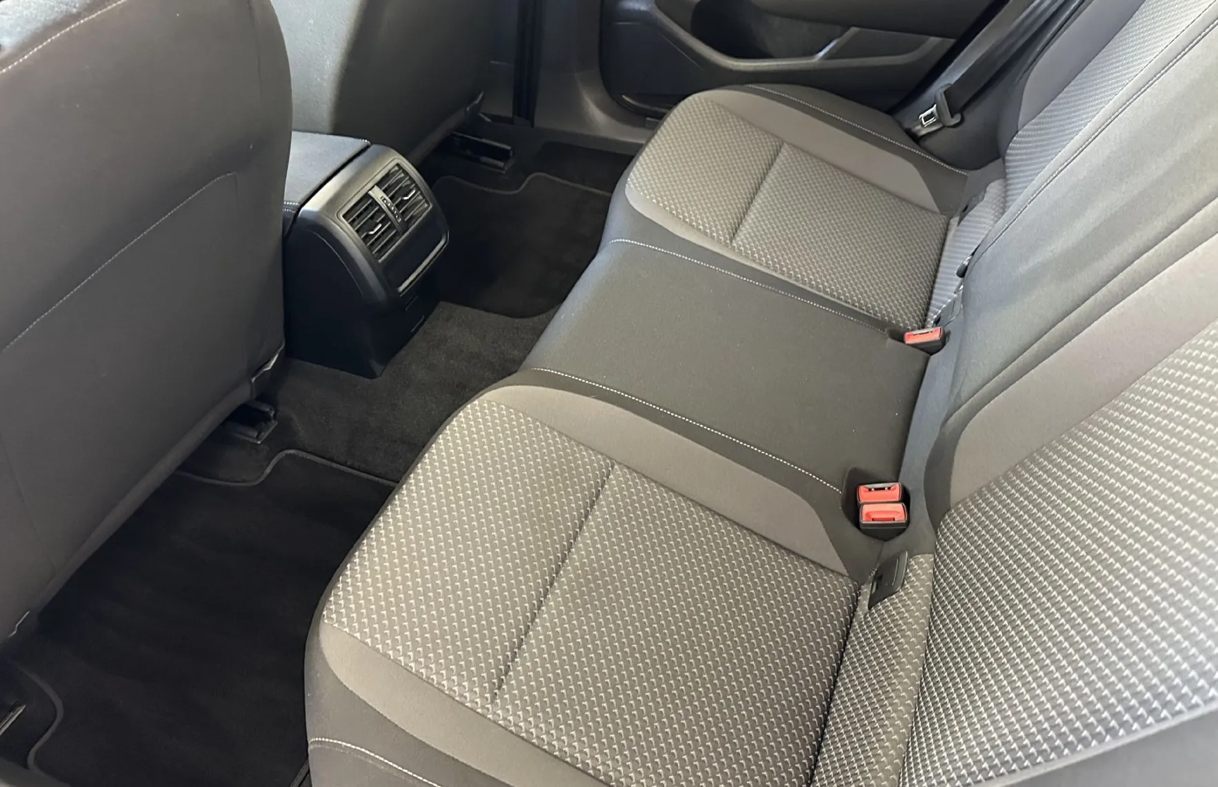 Zunanja slika - Volkswagen Passat - 2.0 TDI 110kW.LED.LIMUZINA.SAMO 120.000 KM - 6