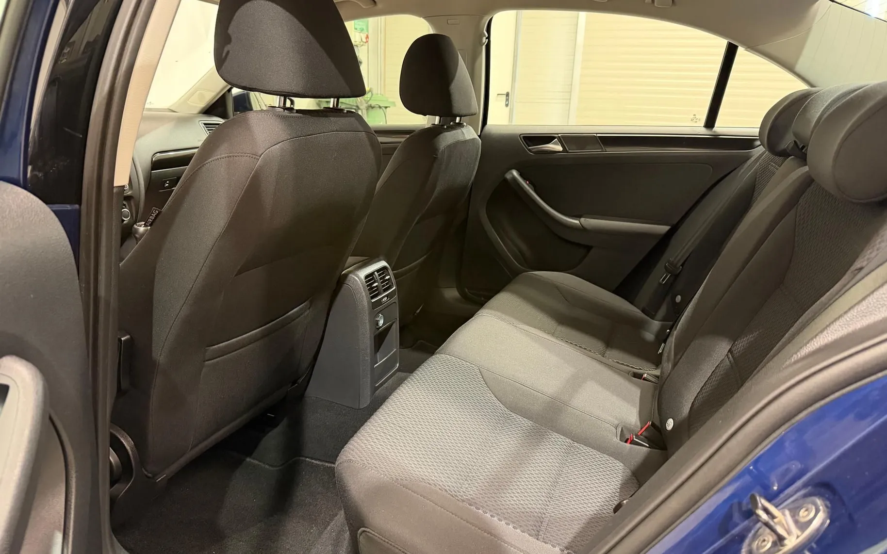 Notranja slika - VW Jetta - 1.6 TDI-TEMPOMAT-LIMO-PDC-SERVISNA-KNJ-ODLIČNA - 12
