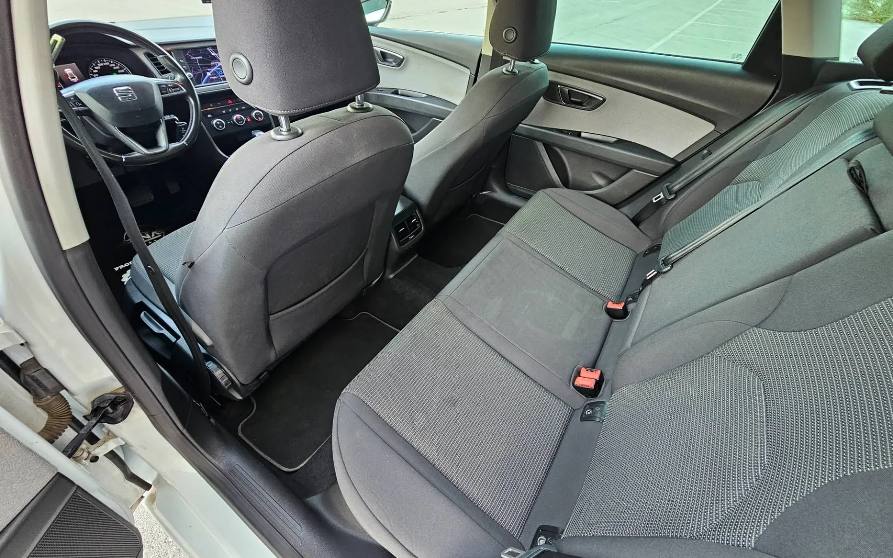 Notranja slika - Seat Leon - ST 1.6 TDI DSG STYLE |LED|KAMERA|TEMPOMAT|APP|TOP| - 10