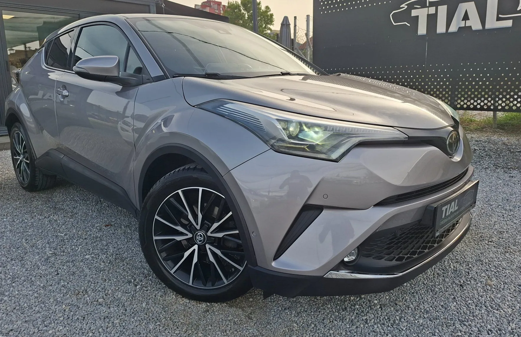 Zunanja slika - Toyota C-HR - AWD 1.2 4X4-NAVI-KAMERA-ACC-LINE ASS-VELIK SERVIS - 3