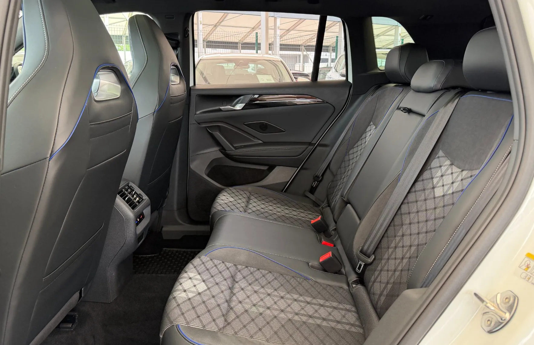 Zunanja slika - Volkswagen Tiguan - 4JOY 1.5eTSI DSG SLO 1.Lastnik BLACK STYLE-PANO - 9