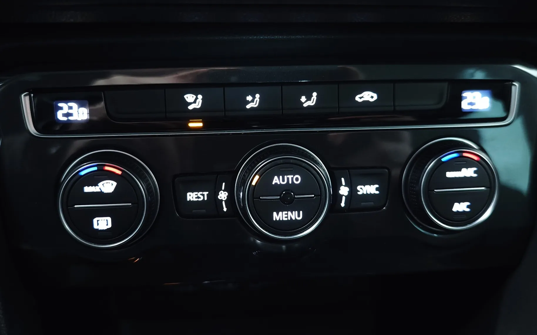 Zunanja slika - VW Tiguan - 2.0 TDI SCR BMT Comfort Edition 110kW DSG NAVI ACC - 15
