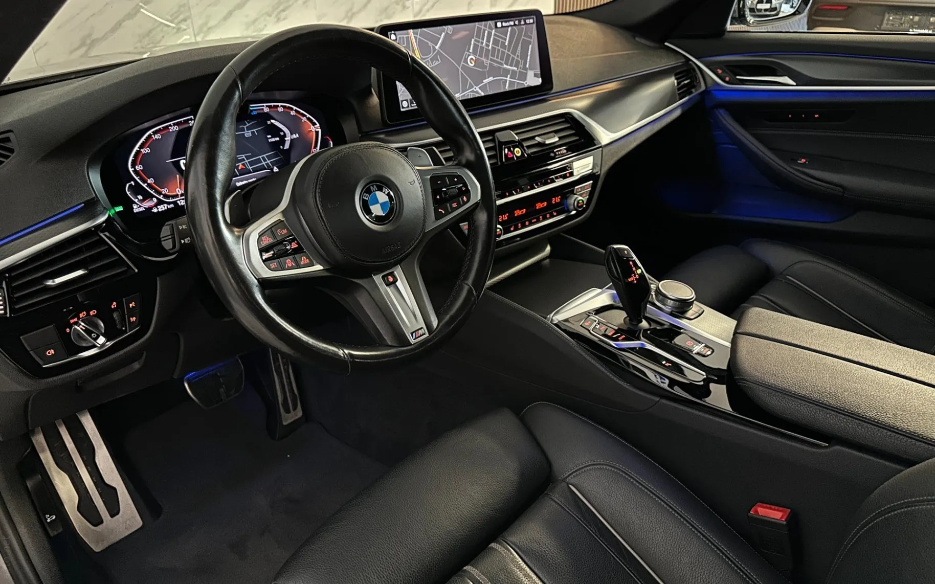 Notranja slika - BMW serija 5: - 520d |xDrive|M|Laser|ACC|Kamera|HUD|Memory|Gretje| - 8