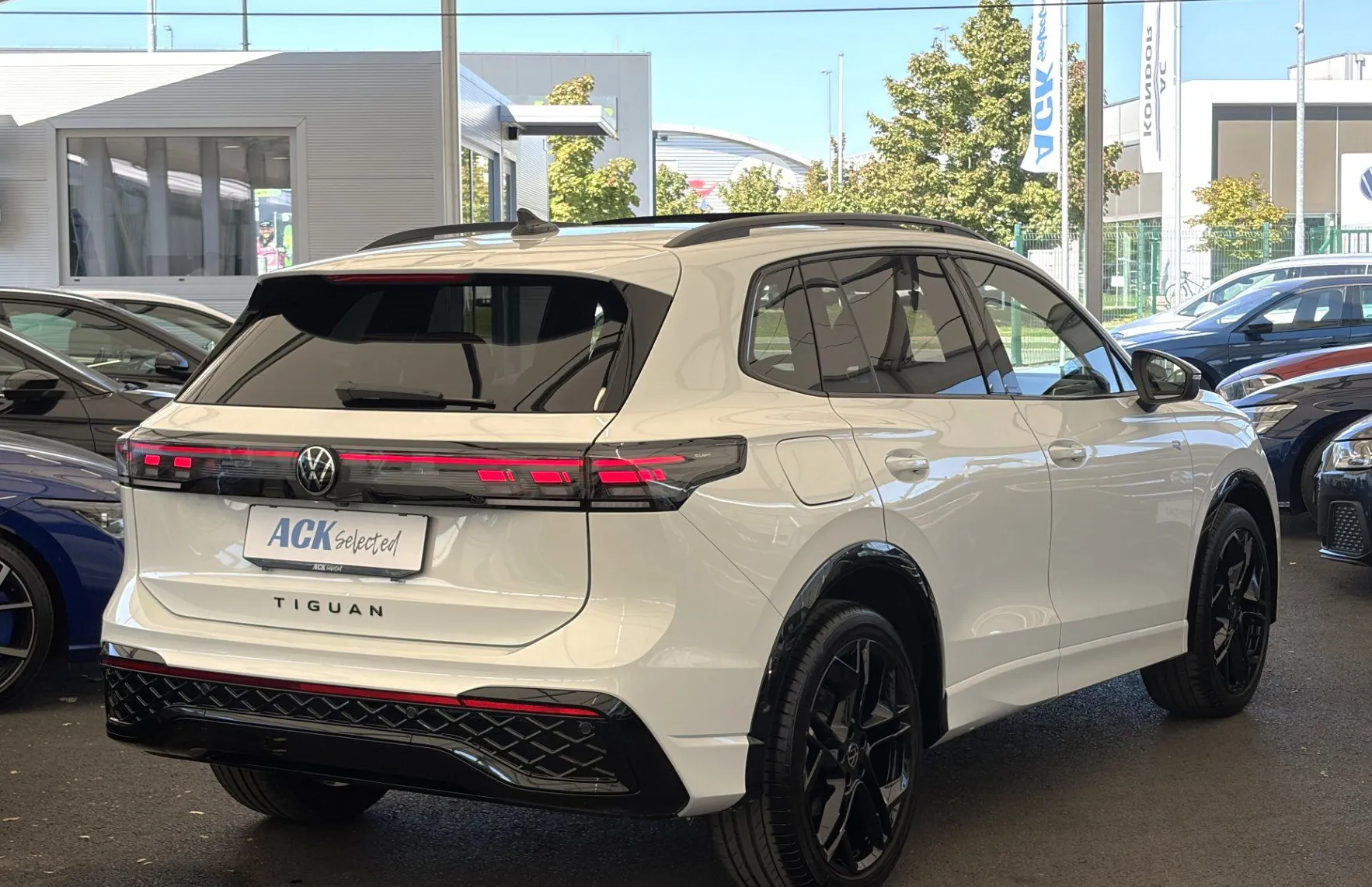 Zunanja slika - Volkswagen Tiguan - R-Line 1.5eTSI DSG-1.LASTNIK-PANORAMA-VELIKA NAVI - 4