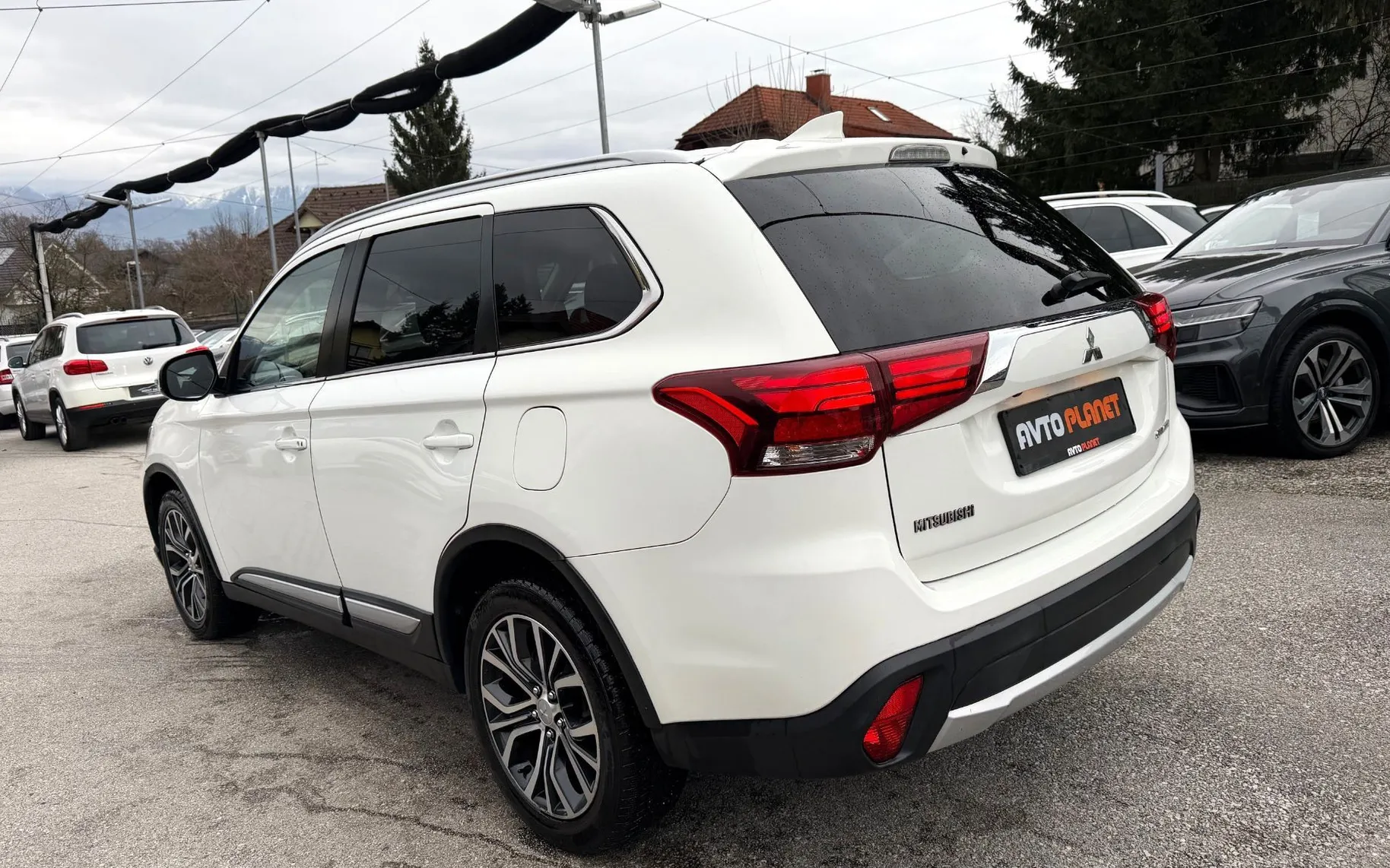 Zunanja slika - Mitsubishi Outlander - 2.2 DI-D 4WD AUT INSTYLE 7SEDEŽEV XENON ACC KAMERA - 3