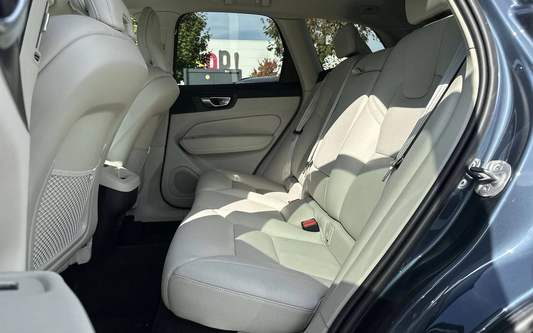 Notranja slika - Volvo XC60 - B4 AWD MILD HYBRID PLUS DARK - 11