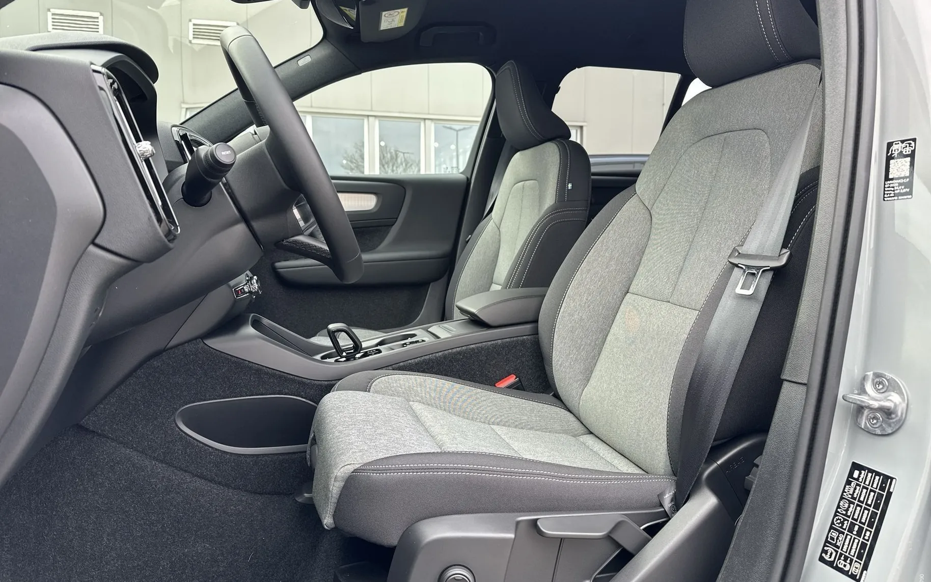 Notranja slika - Volvo XC40 - B3 P Core AT DCT 3 leta garancija+3 servisi... - 10