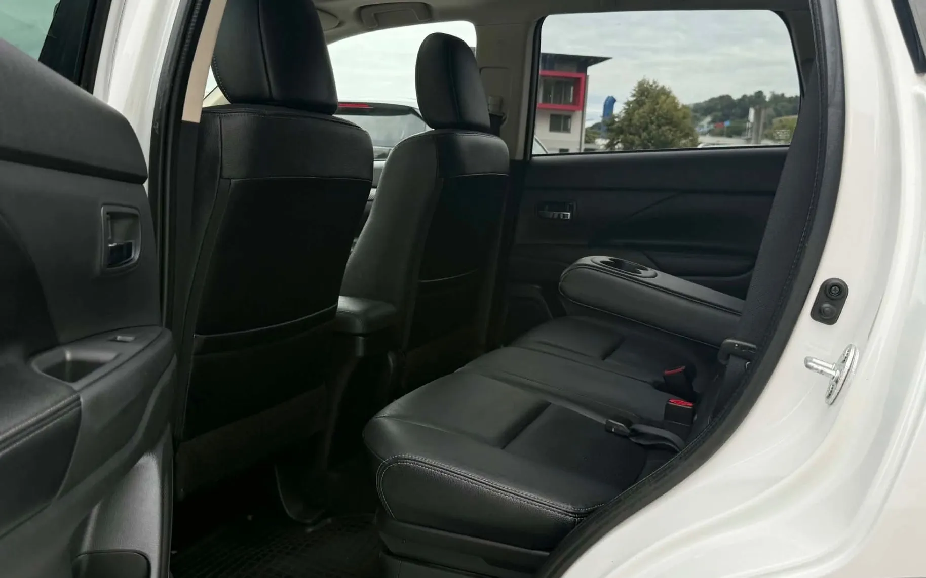 Notranja slika - Mitsubishi Outlander - 2.2D-4X4-XENON-NAVI-KAMERA-LIZING TUJCE-ŠIBEDAH- - 10