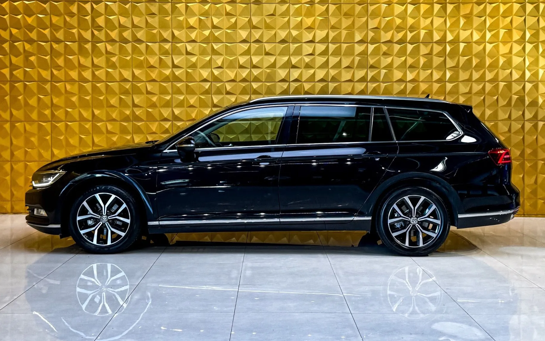 Zunanja slika - Volkswagen Passat Variant - 2.0 TDI AUT. HIGHLINE-GRETJE-ALCANTARA-NAVI-TEMP - 6