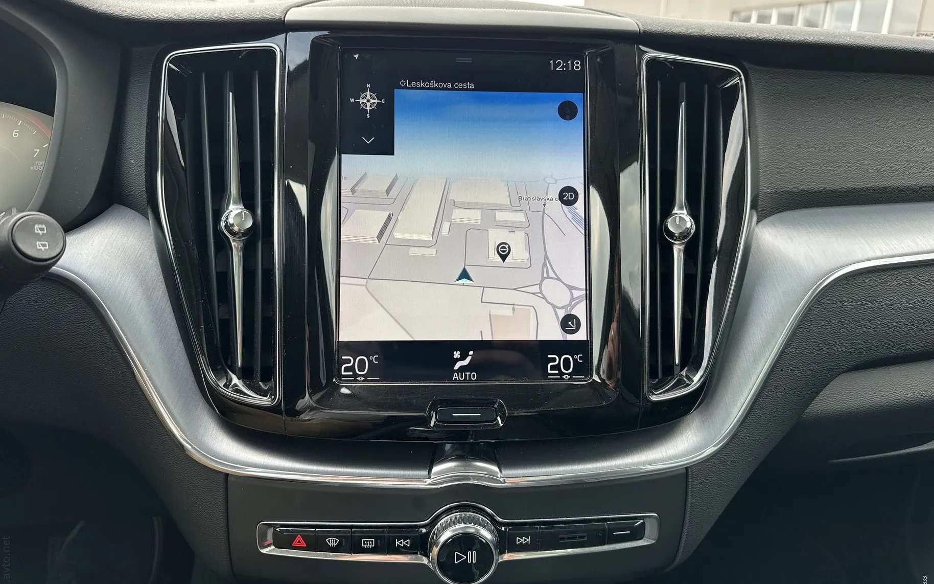 Notranja slika - Volvo XC60 - T8 Recharge Twin Engine AUT  Zračno Kljuka Pano... - 20