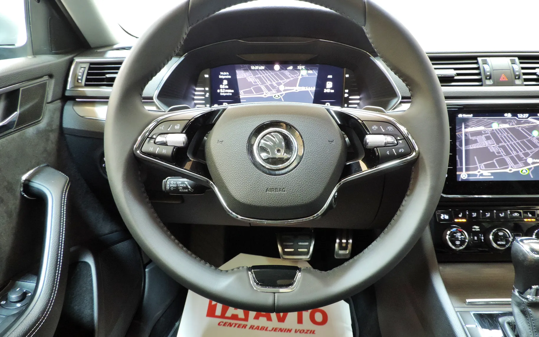 Zunanja slika - Škoda Superb - Combi Scout 4x4 2.0 TDI DSG WEBASTO-KLJUKA-KAMERA - 51