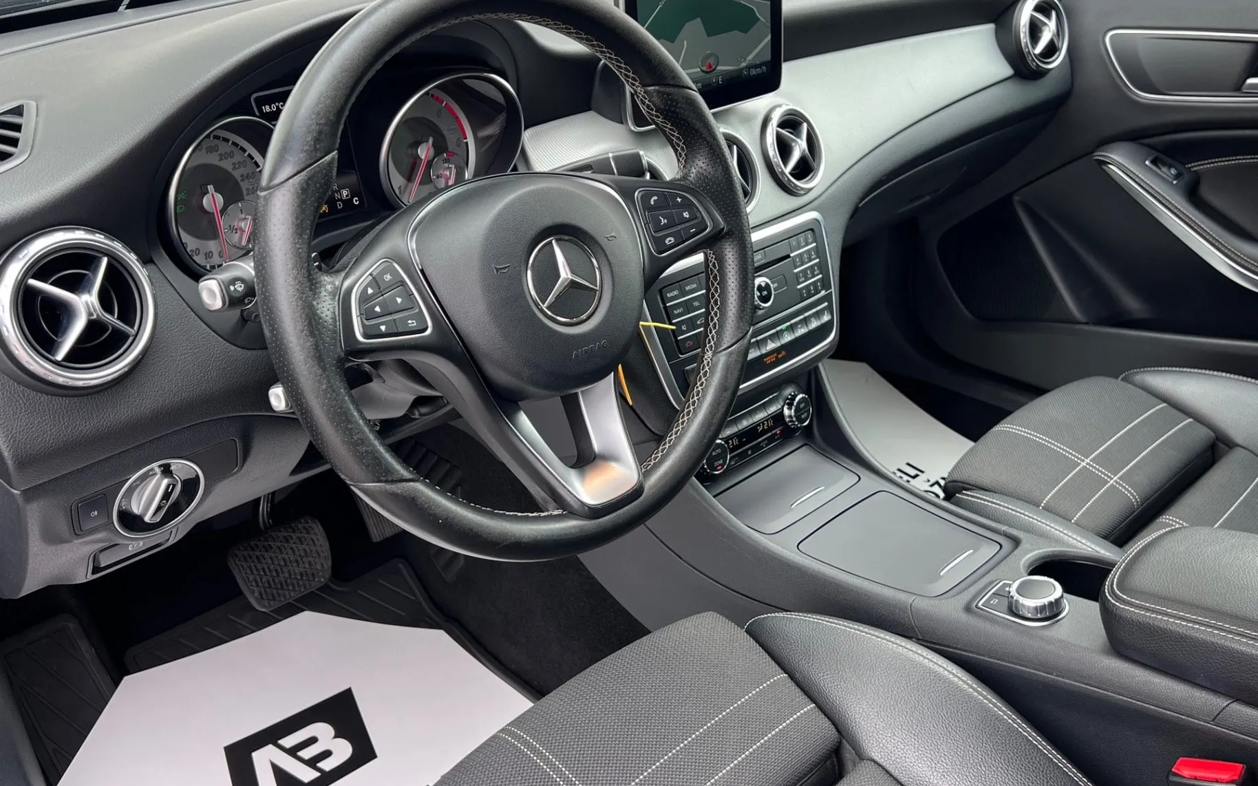 Notranja slika - Mercedes-Benz GLA-Razred - 200 CDI+4MATIC+F1+AMBI+XENON+NAVI - 11