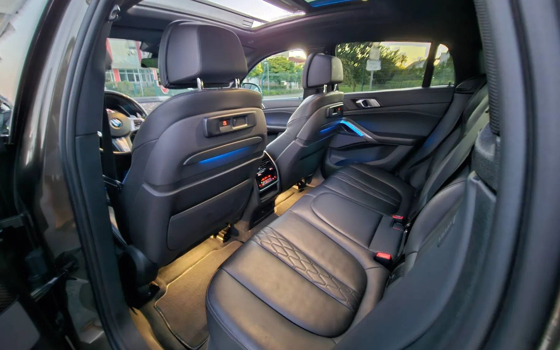 Notranja slika - BMW serija X6: - xDrive30d Avt. AERO|SKY|HL-SED|ICON|AIR|MAX-OPREMA - 10