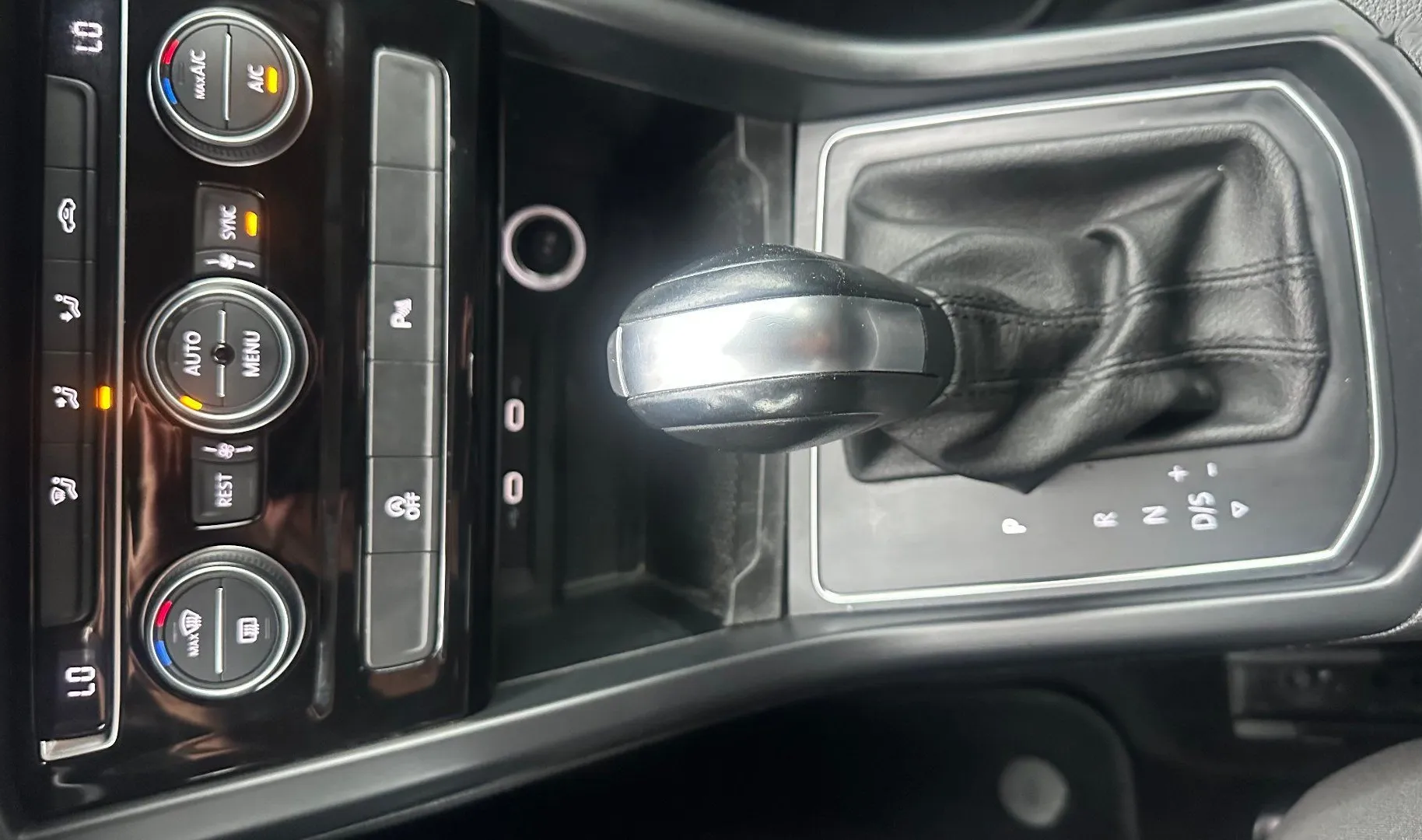 Zunanja slika - Volkswagen Touran - 2.0 TDI DSG.NAVI.KAMERA.NAREJEN VEL.SERVIS+MENJALN - 15