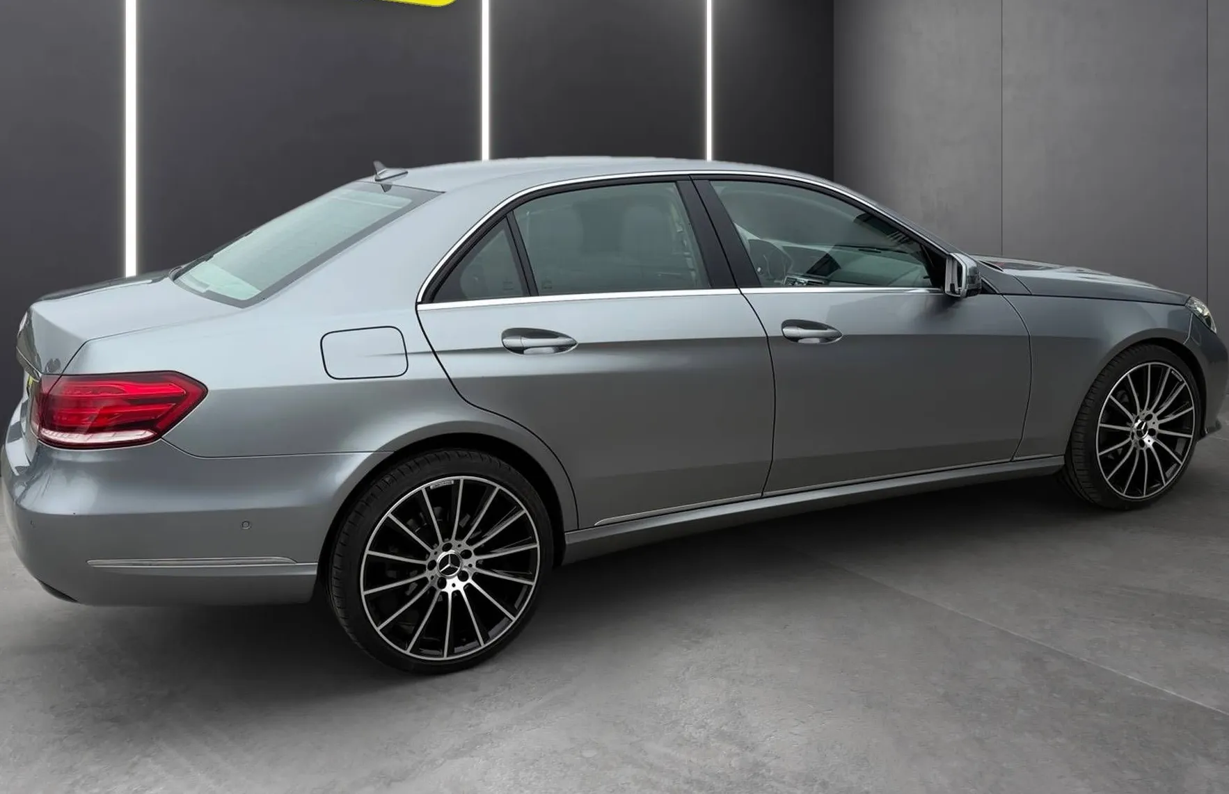 Zunanja slika - Mercedes-Benz E-Razred - E 220 CDI SLOVENSKI NAVIGACIJA TEMPOMAT PDC HI-FI - 5